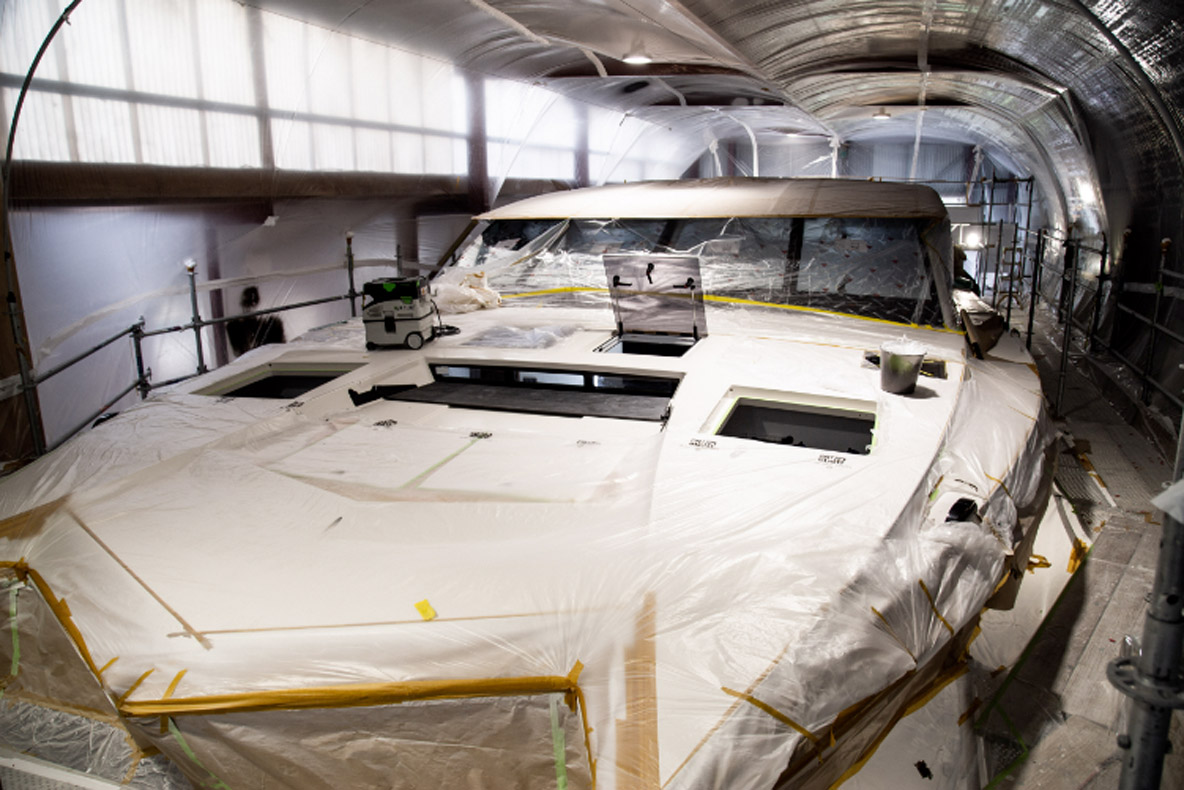 Les coques sont constituées d’un sandwich mousse/carbone/époxy de 40&nbsp;mm d’épaisseur sous la flottaison, et 20&nbsp;mm au-dessus.