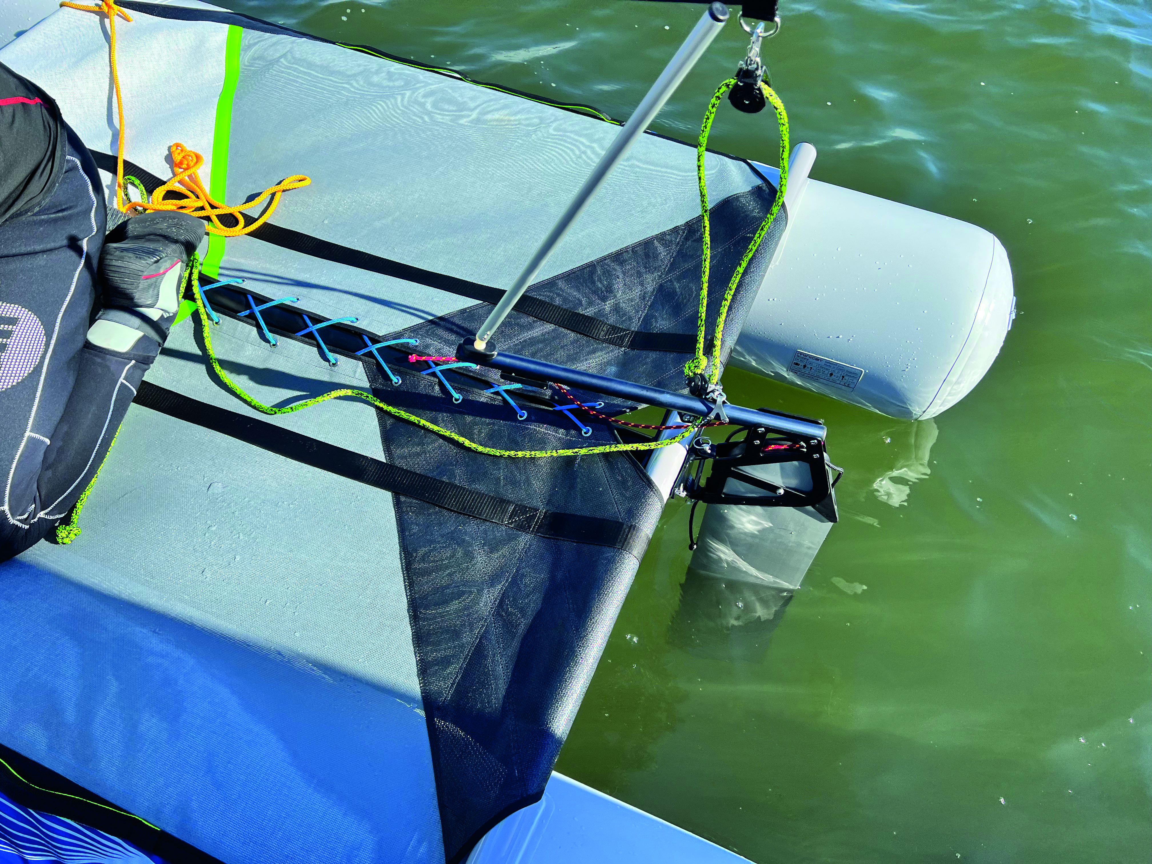 Le catamaran est livré avec un safran relevable à 90°.