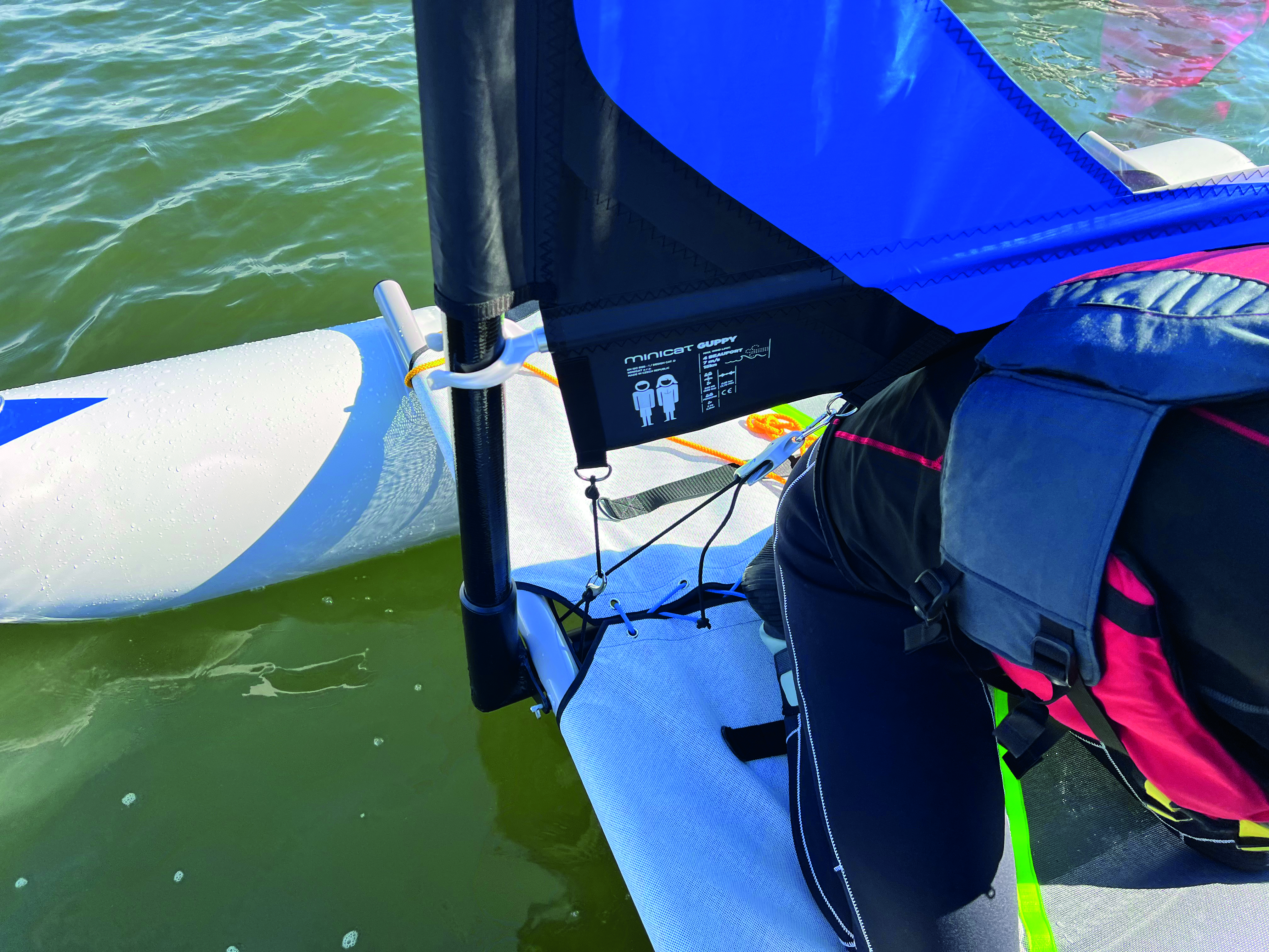 Le support du mât flexible est directement attaché au cadre en aluminium du trampoline.