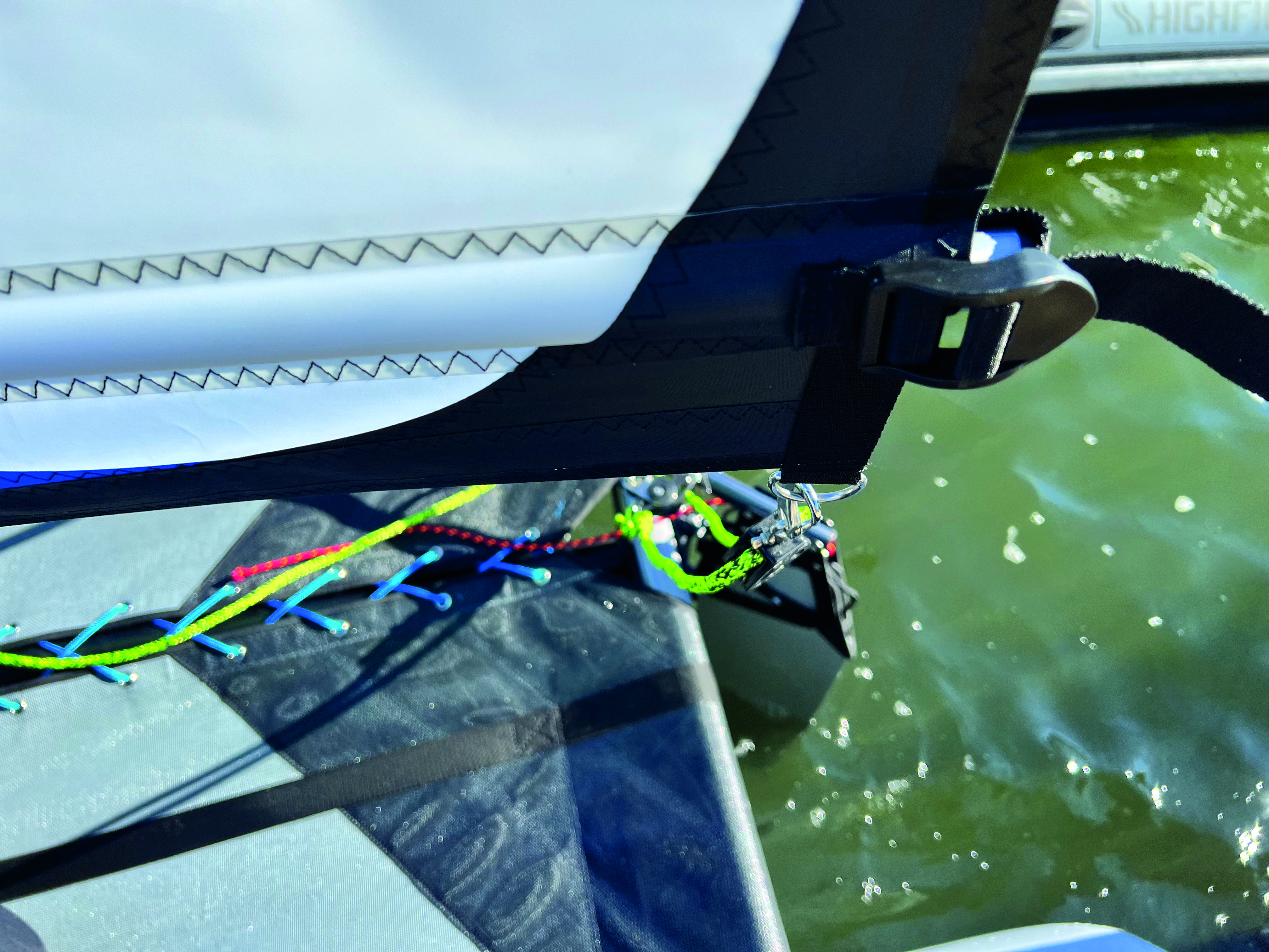 Pas de bôme, mais le bas de la voile est renforcé et  la présence d’un hale-bas permet de la régler assez finement.