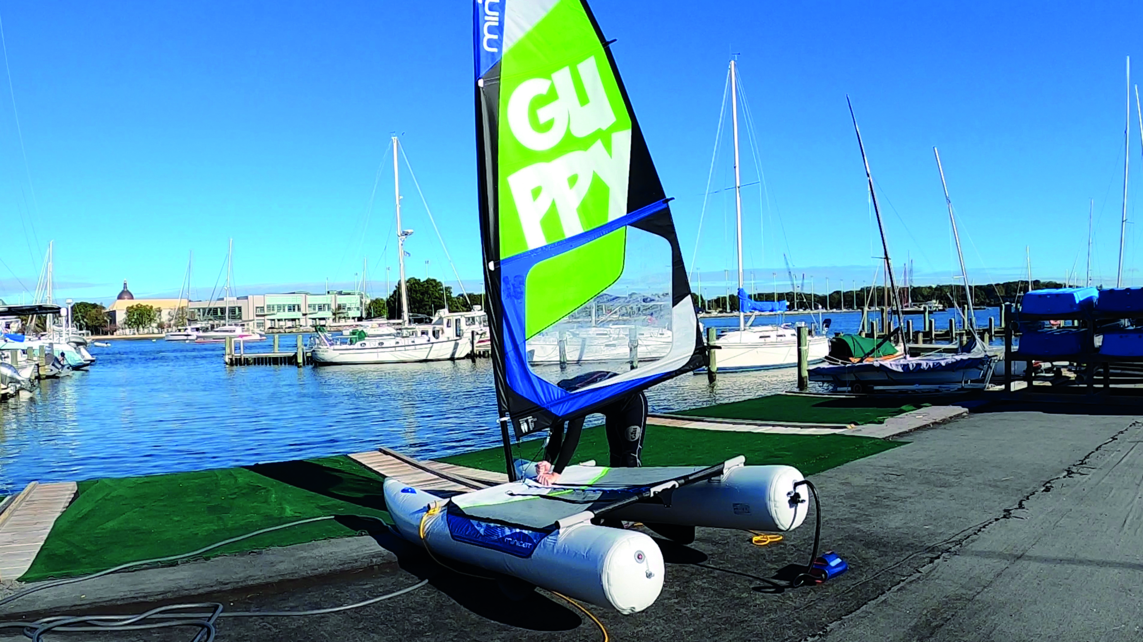 Le Guppy assemblé ne pèse que 27 kg et dispose de nombreuses poignées, ce qui permet de le mettre à l’eau facilement.