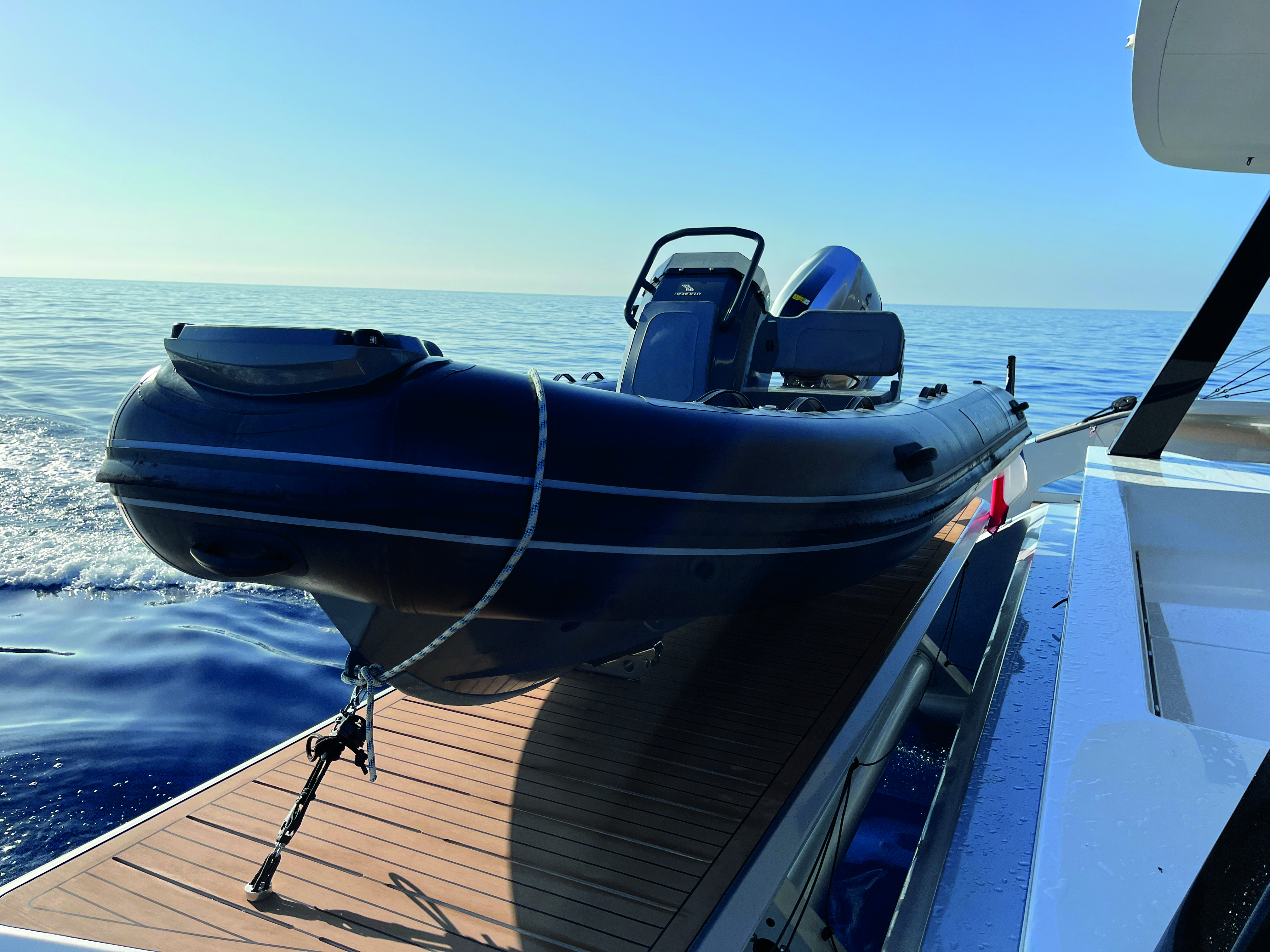 L’annexe, une Highfield de 4,20 mètres, est très discrète, car la plate-forme remonte très haut. Une nécessité à haute vitesse et une belle réussite sur le plan visuel.