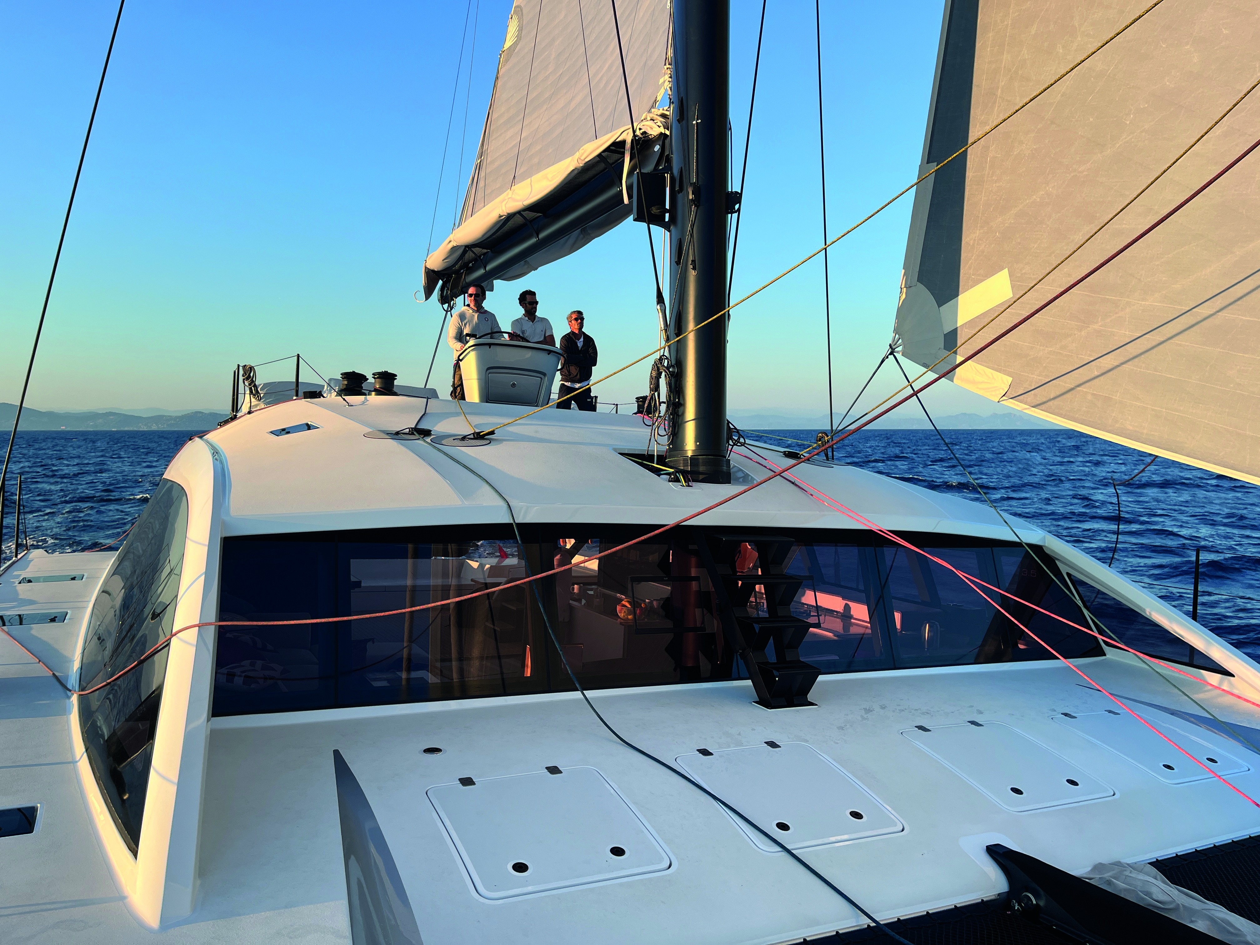 Le flybridge sur un Gunboat n’est certes pas aussi spacieux que celui d’un multiyacht de croisière habituel… mais le plaisir est ailleurs.