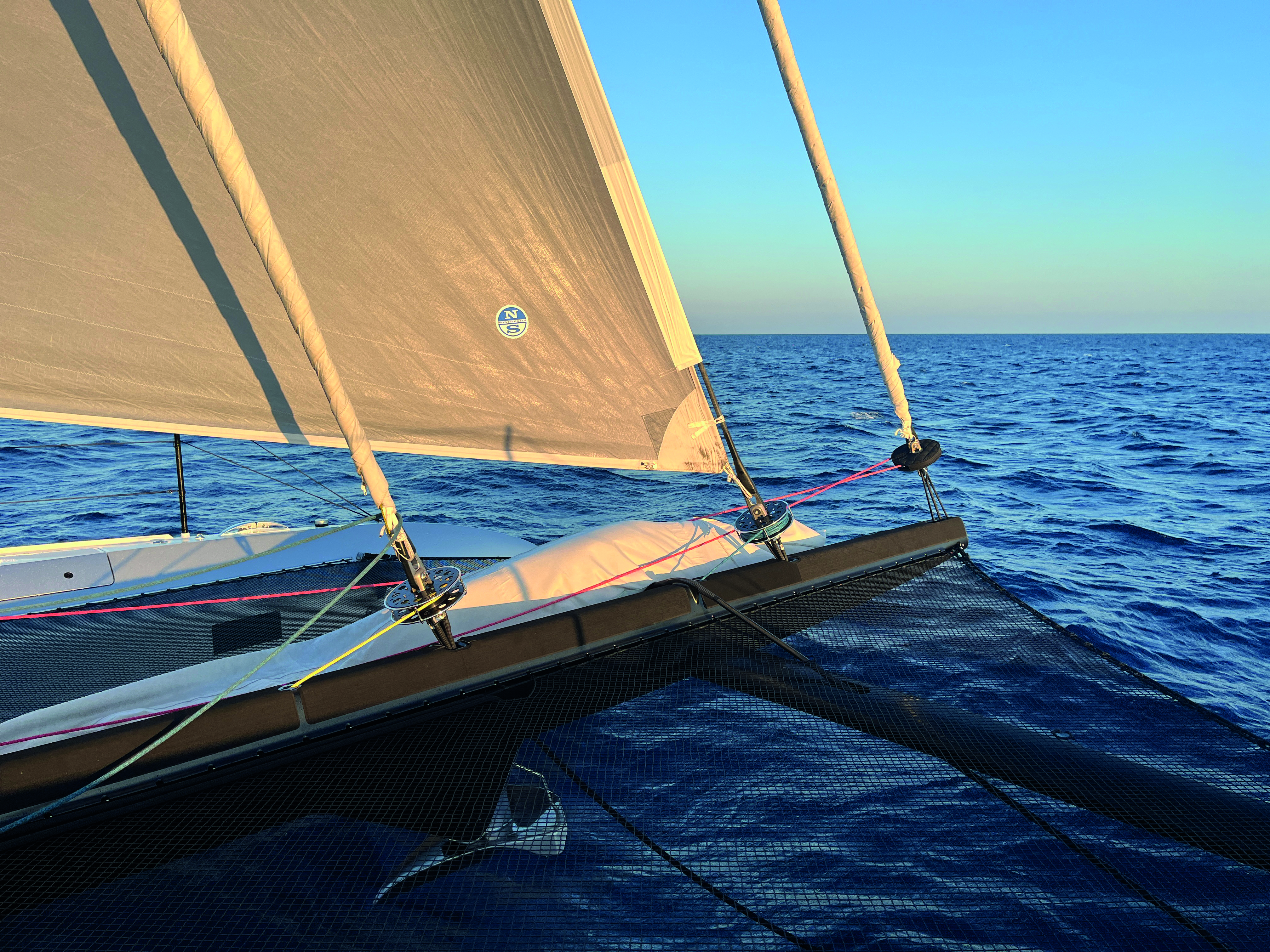 A l’instar des derniers Gunboat 68, la martingale passe juste sur la poutre. Les voiles d’avant sont commandées depuis le flybridge. Loïck Peyron a participé à la conception du plan de pont.