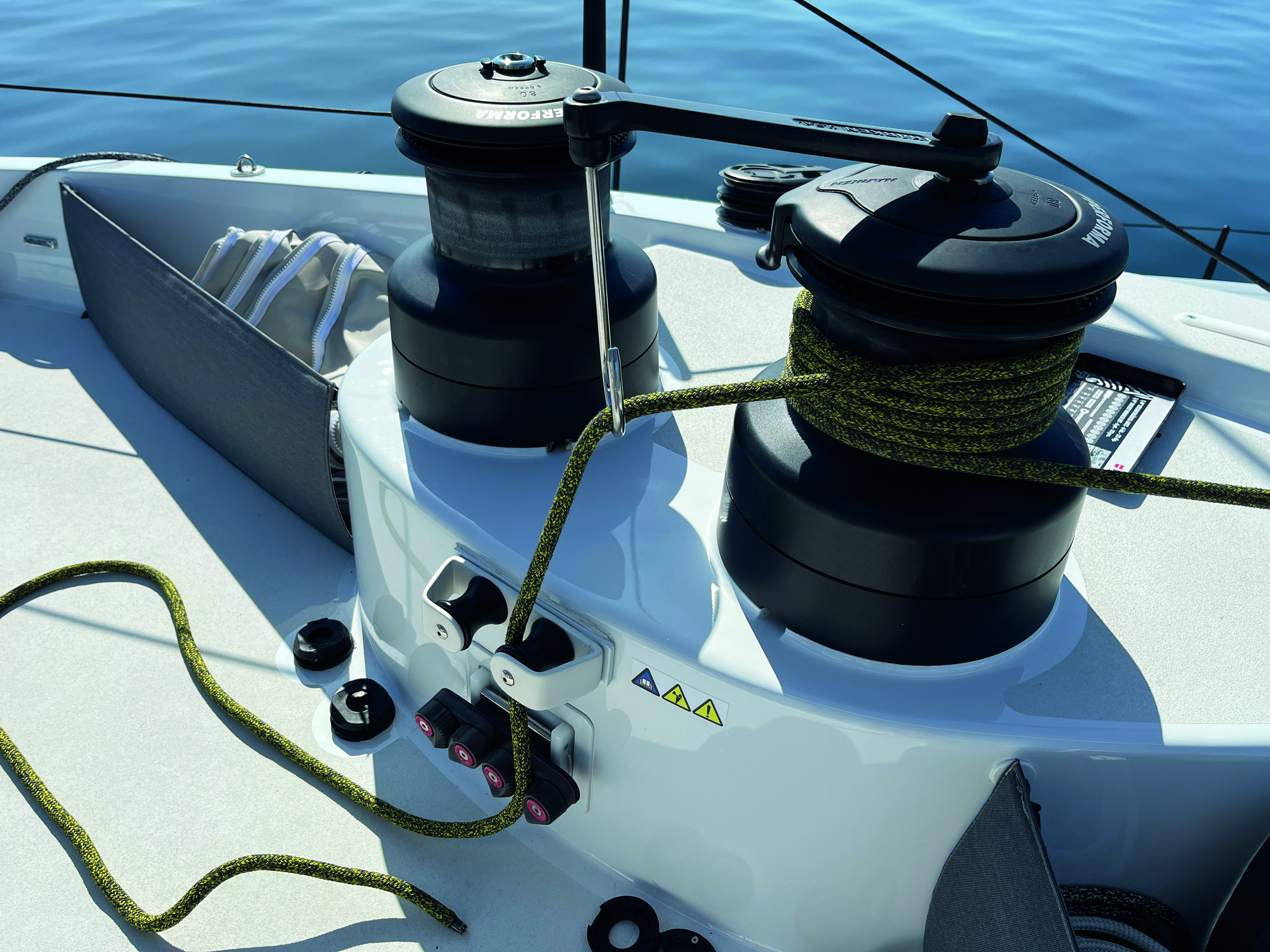 Le piano du poste de manœuvre et la barre sont centrés ; c’est simple et efficace. Le système de largage automatique se met en place sur les winches – il demande un peu d’habitude.