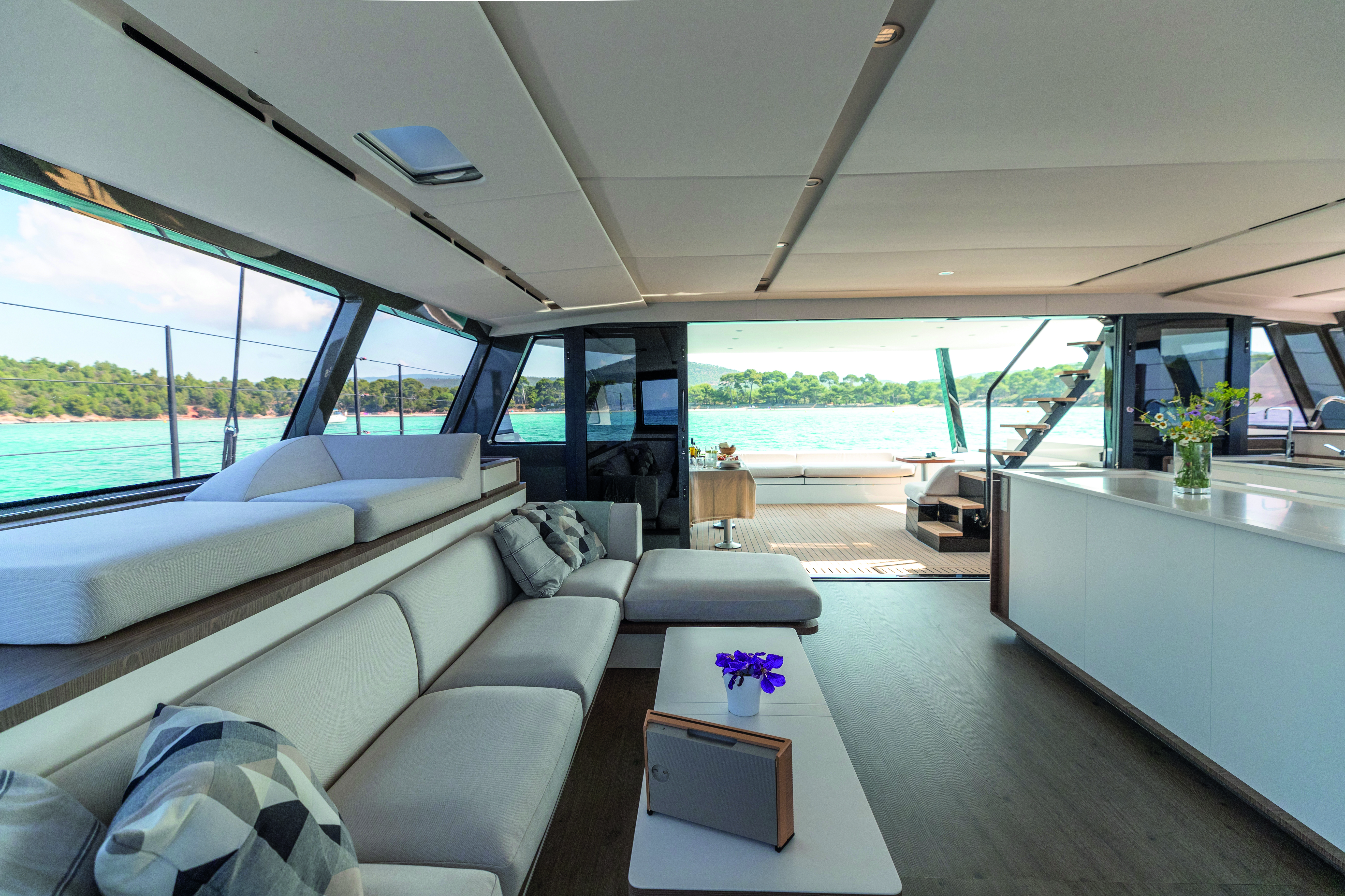 Le salon de pont est très spacieux et design. Les assises du sofa sont un peu basses pour profiter pleinement de la vue à 360°. Un point qui sera facilement revu.