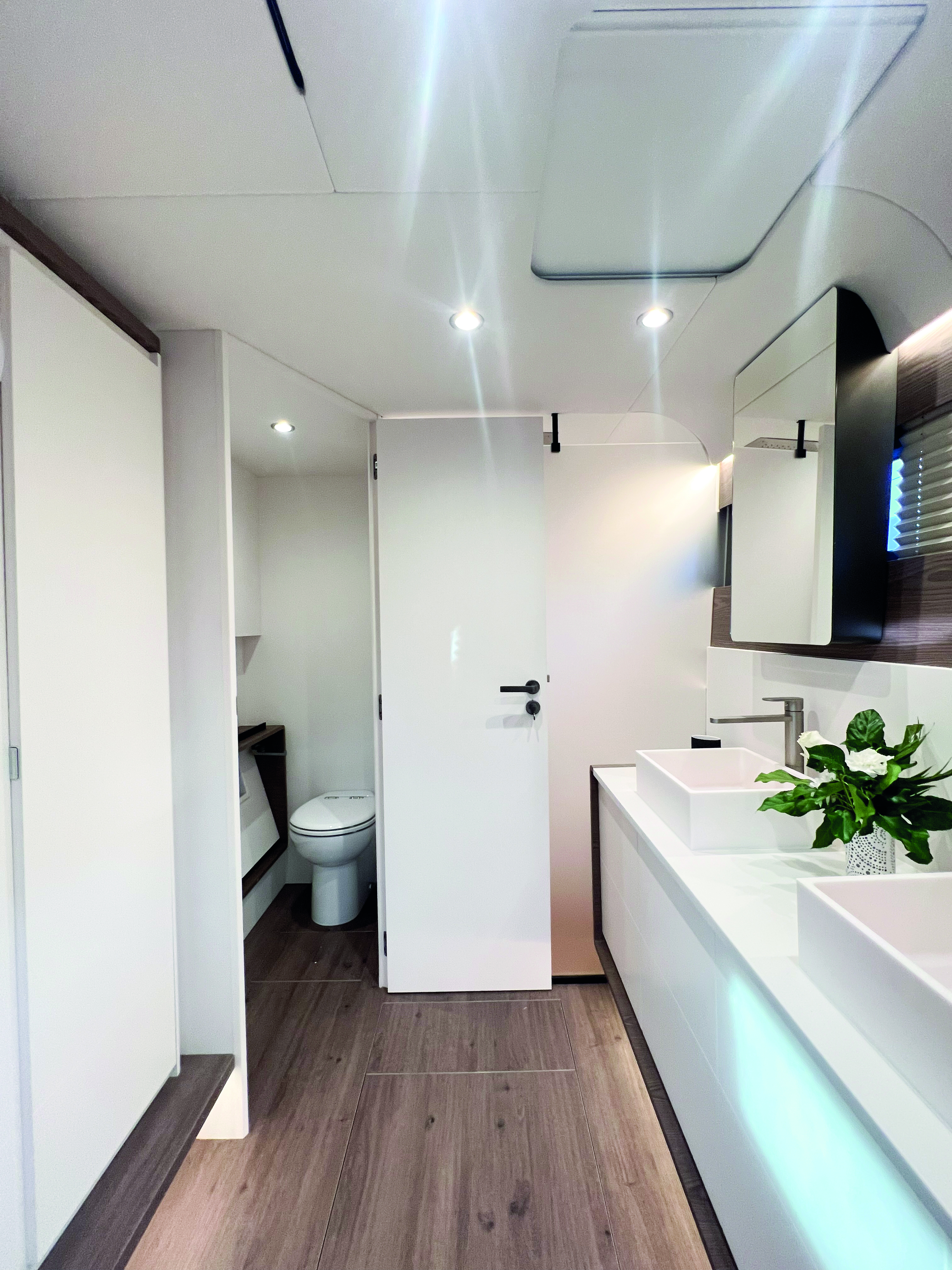 On découvre une vraie belle suite Propriétaire avec bureau, salle d’eau et toilettes séparées. C’est inhabituel pour un yacht aussi rapide.