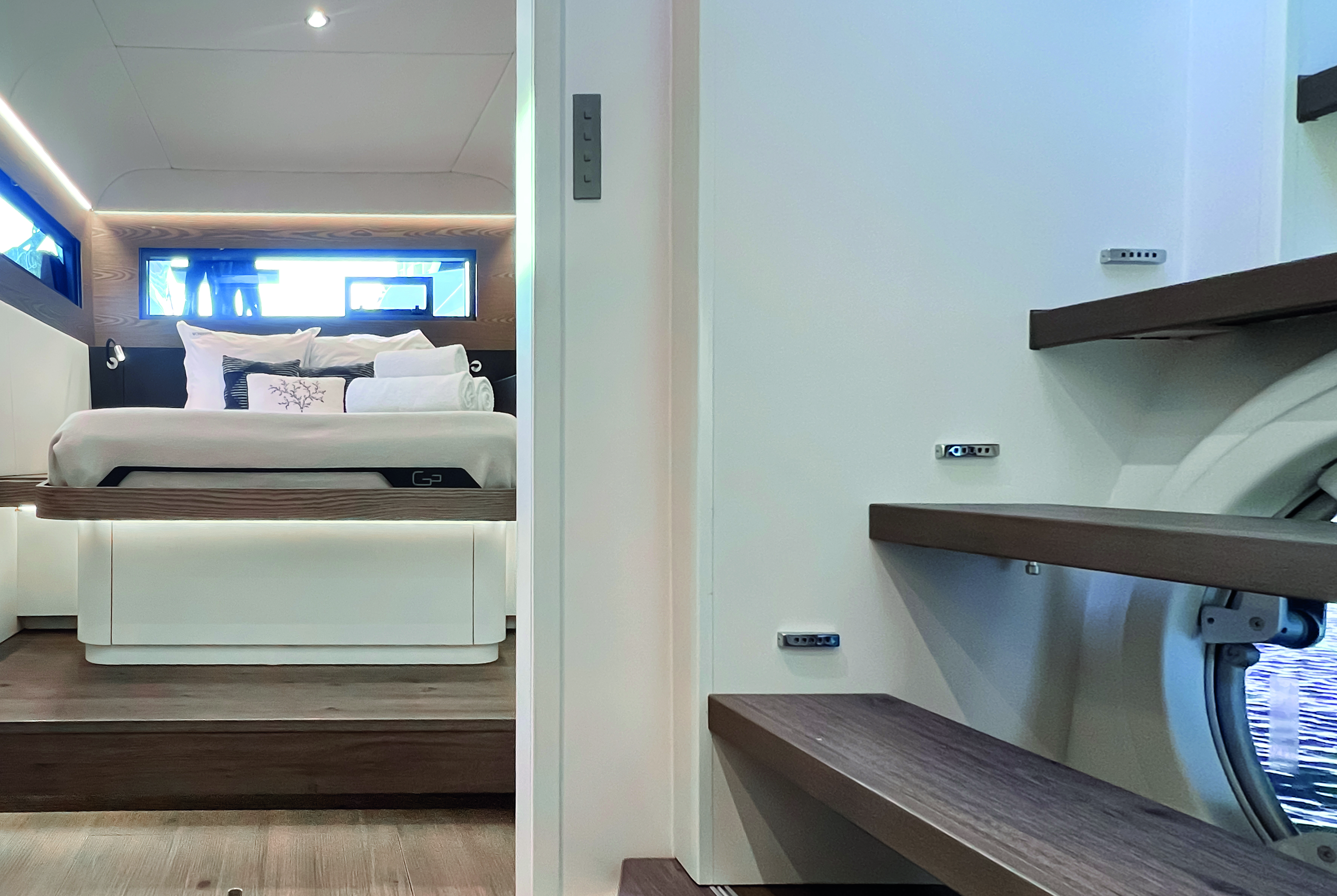 Le Gunboat est truffé de petites attentions ; elles peuvent être sécurisantes, comme ces lumières de déplacement où surjouent le caractère exclusif de la marque avec l’apposition du logo au bord des couchages.