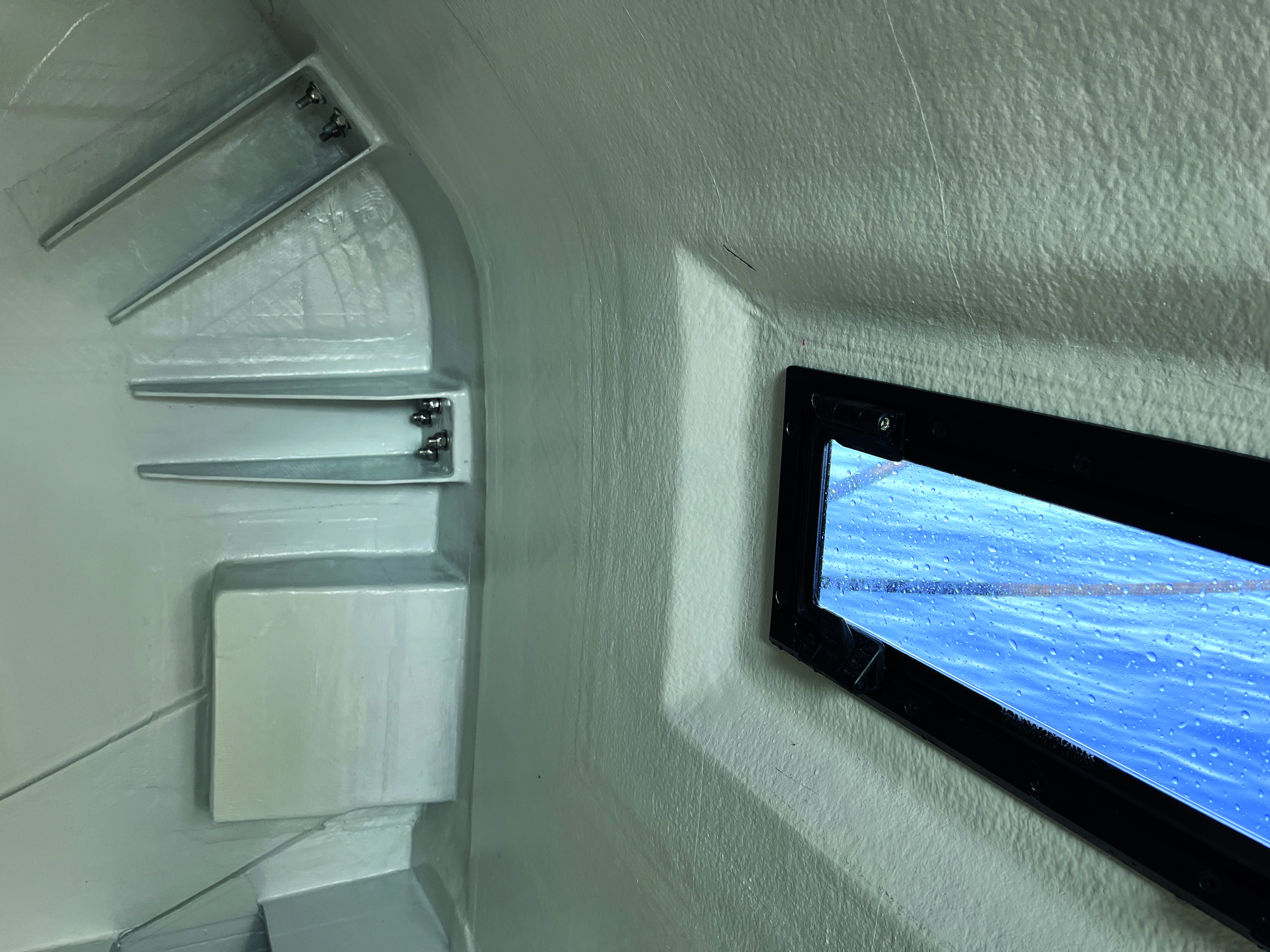 La reprise d’effort de la martingale dans le pic avant bâbord est un exemple de la qualité de fabrication.