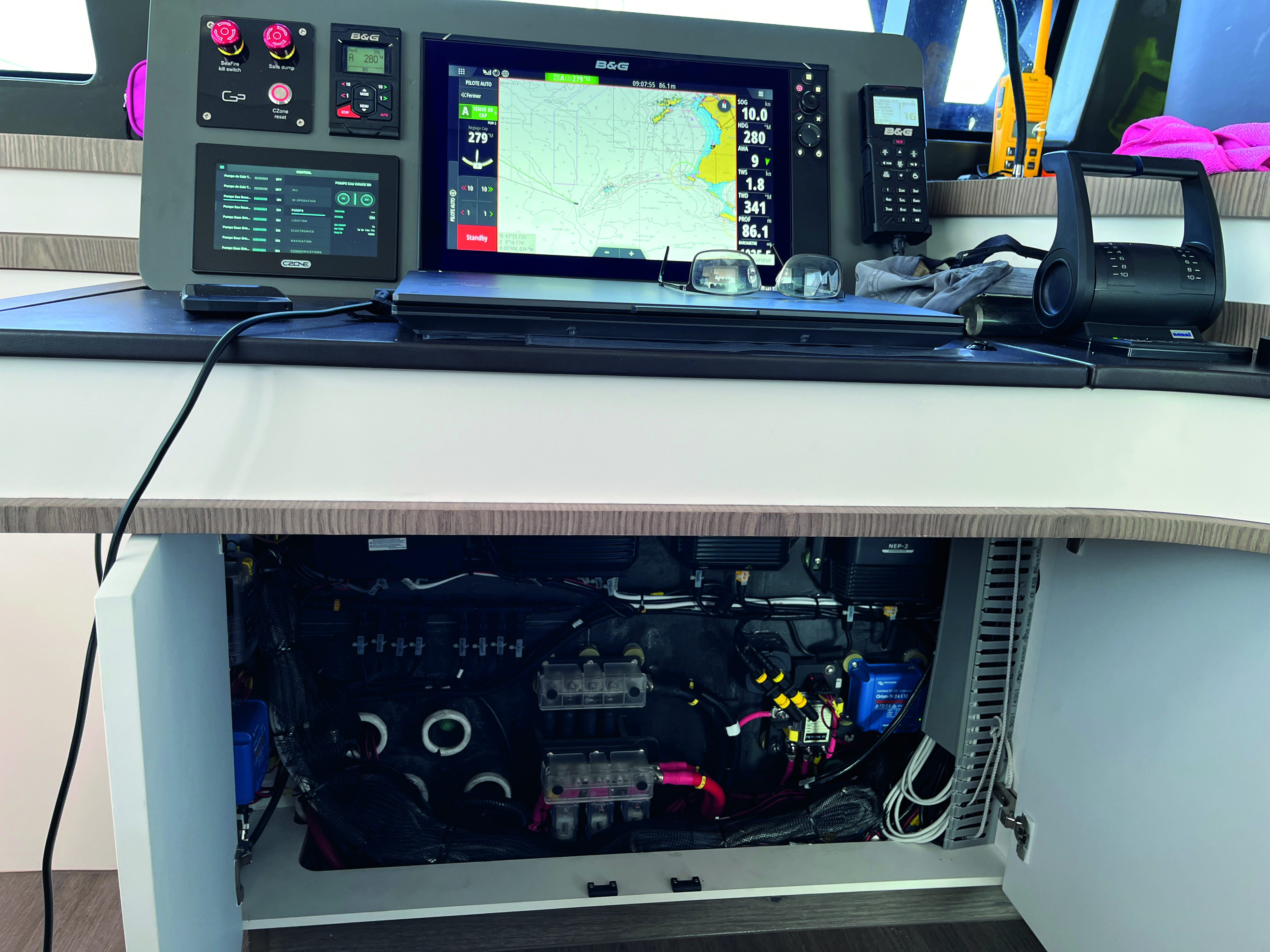 Le multiplexage, le récepteur météo ainsi que les fusibles électriques sont facilement accessibles. Un gage de sécurité en mer.
