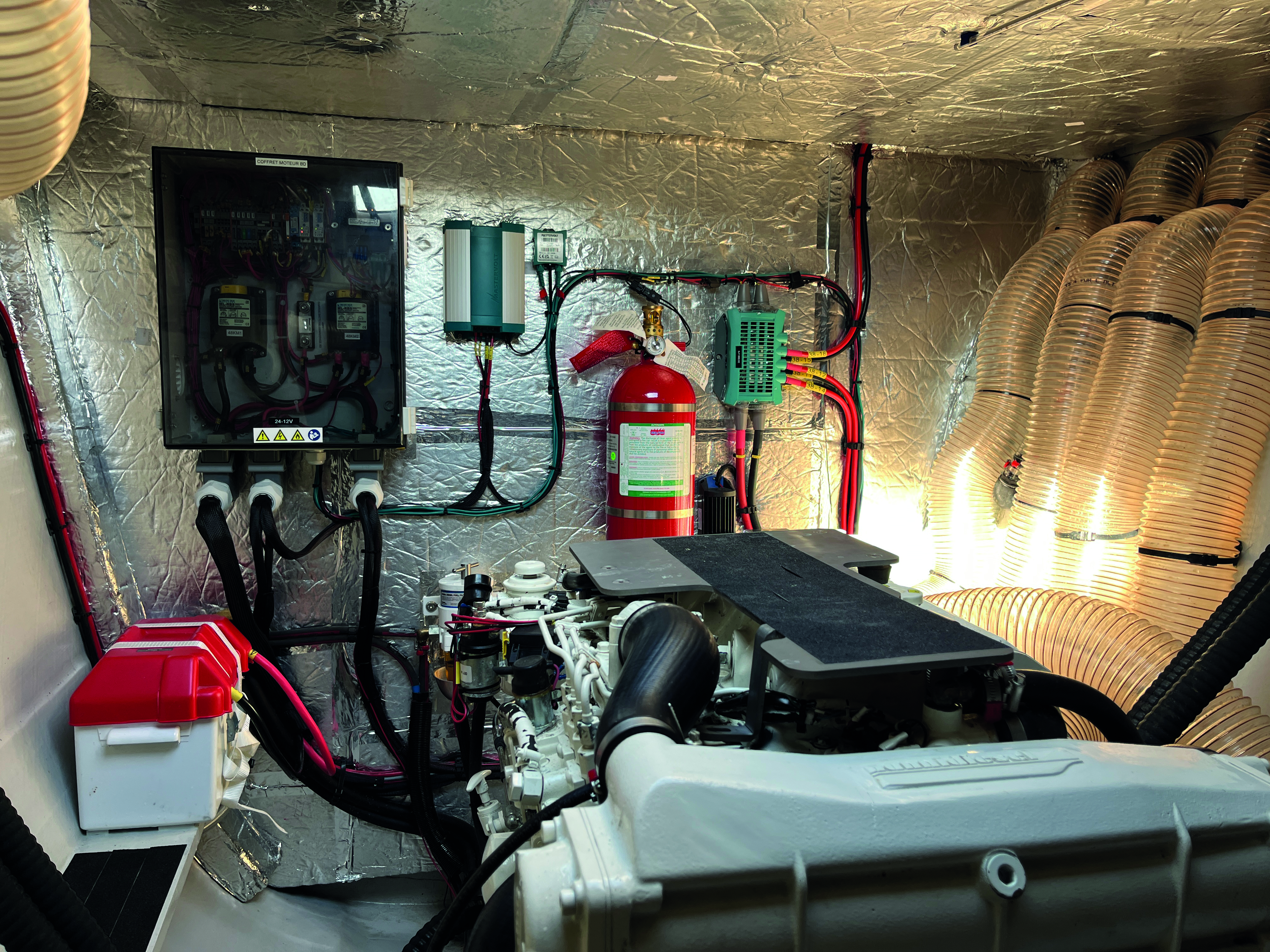 Les cales moteur sont spacieuses, et pourraient accueillir des blocs moteurs bien plus gros que les 130 CV en place ici… mais l’objectif est de gagner du poids.