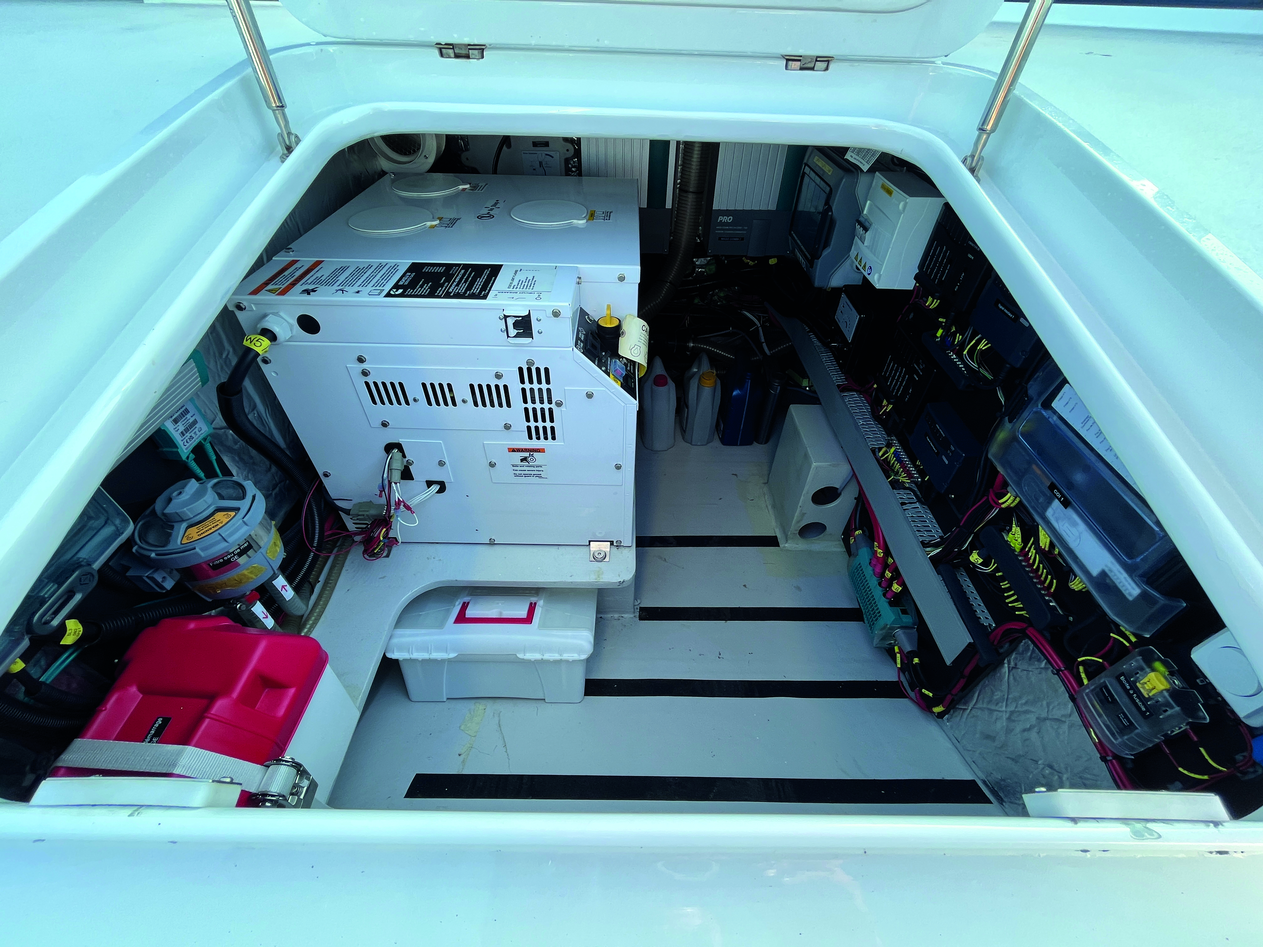 Le groupe électrogène de 8 kW est installé dans un des coffres de la poutre avant ; sa puissance nous semble un peu juste pour le niveau de confort du bord.