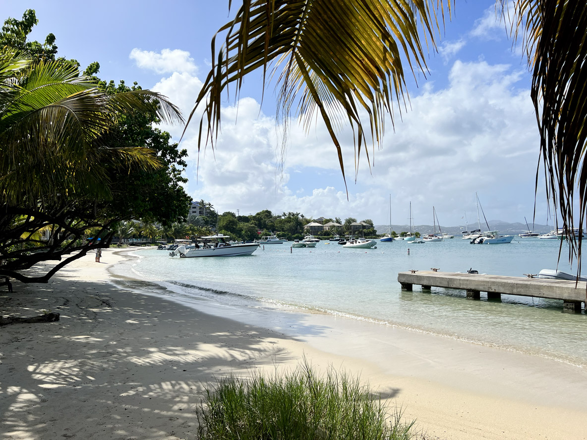 L’anse de Cruz Bay, la principale ville de St John offre un décor paradisiaque et permet de rejoindre la plage avec une annexe.