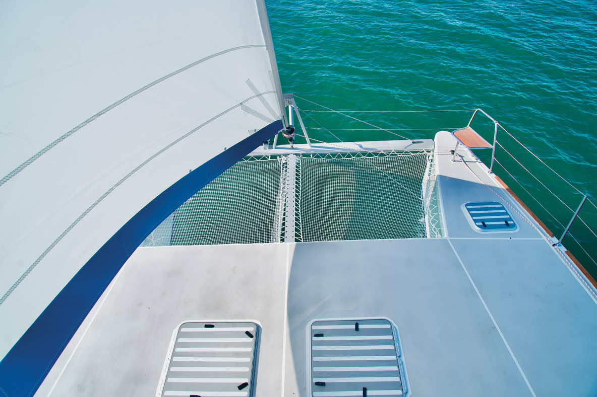 Le pontage avant et les trampolines sont prévus pour accueillir de nombreux passagers.