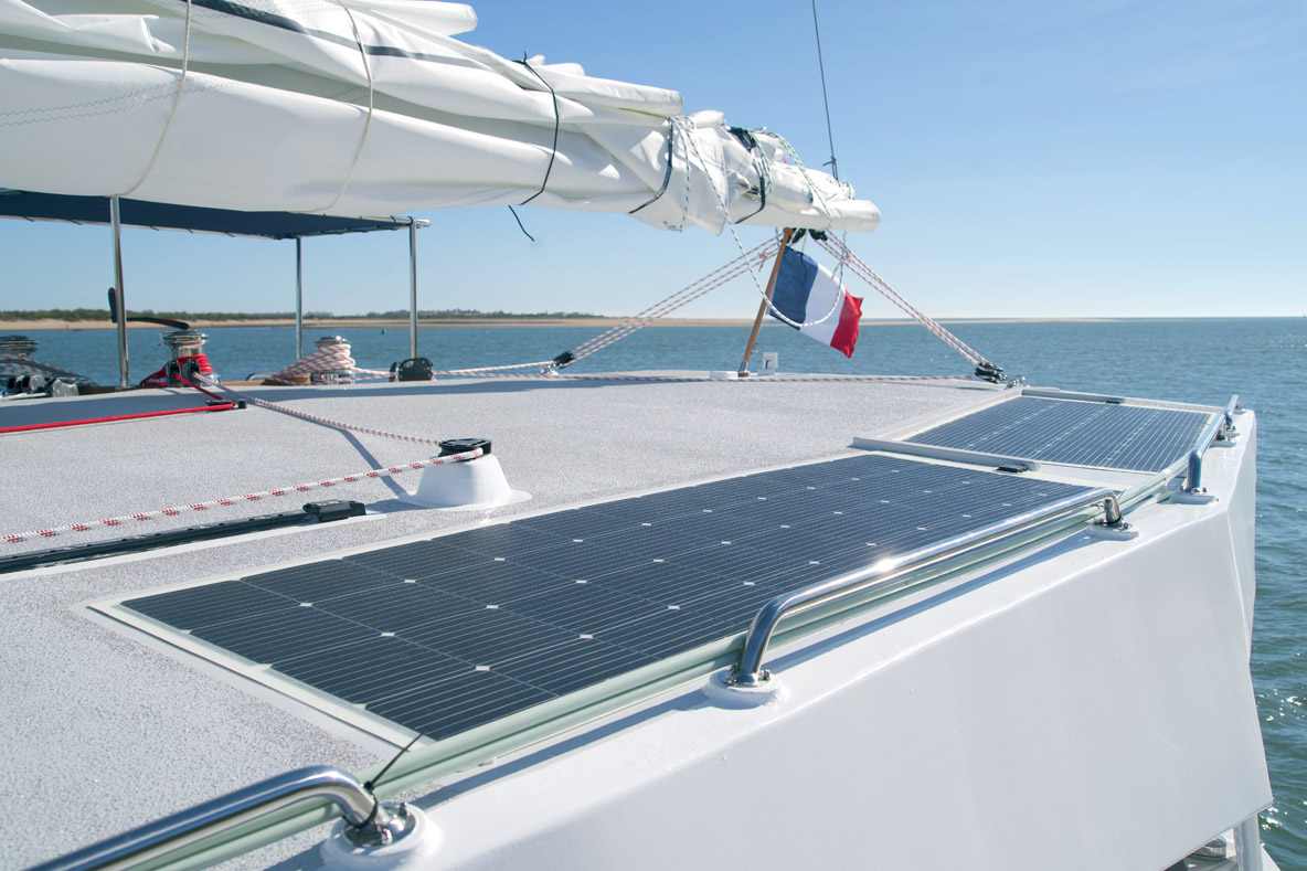 La surface des panneaux solaires peut être doublée si besoin grâce à la grande surface disponible sur le rouf et son bimini.