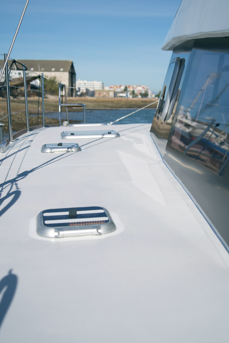 La facilité de circulation à bord faisait partie du cahier des charges de ce 13.70 ; les passavants ont donc une largeur conséquente.