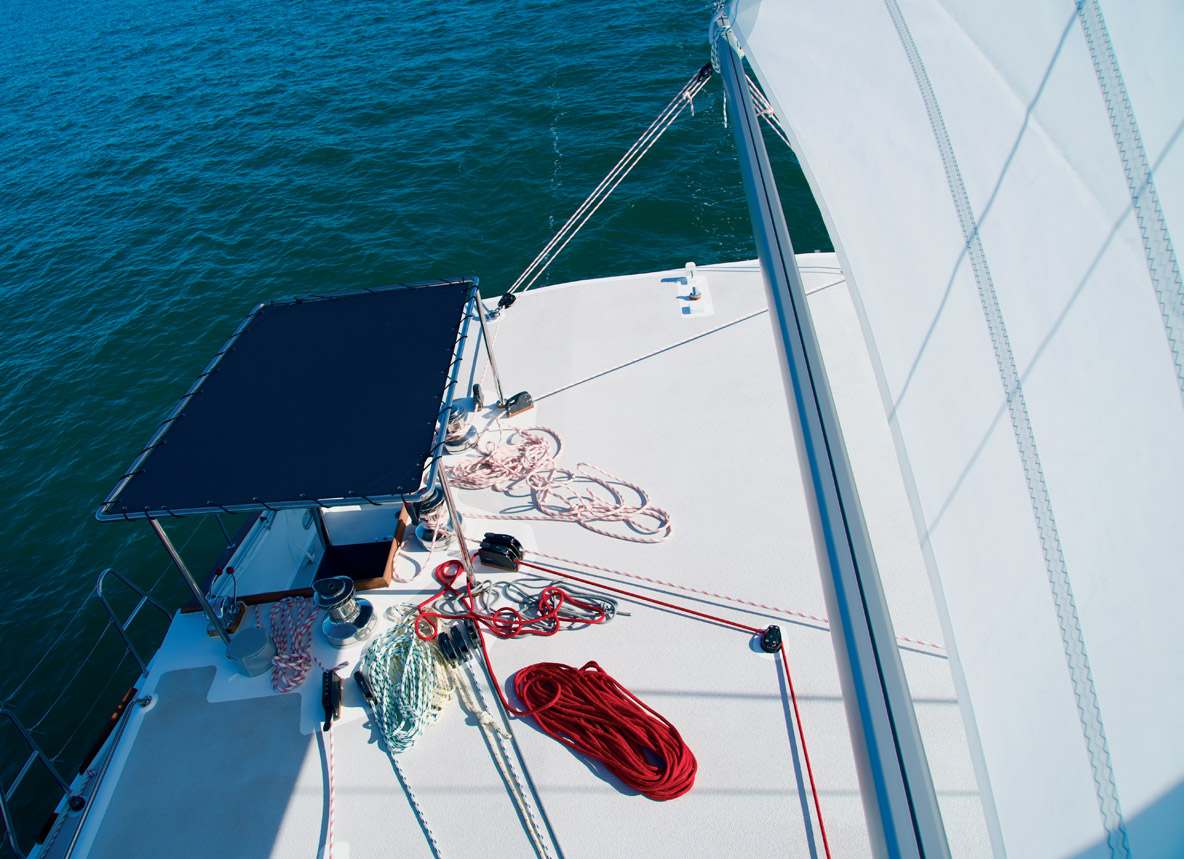 Toutes les manœuvres sont renvoyées au poste de barre afin de faciliter le travail du skipper. Le petit bimini textile offre un peu d’ombre quand le soleil est au plus haut.