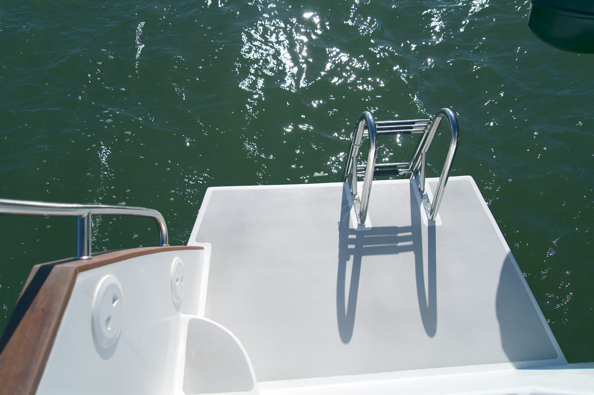 Les grandes plates-formes arrière – ici celle de tribord – sont dédiées  à la baignade. 