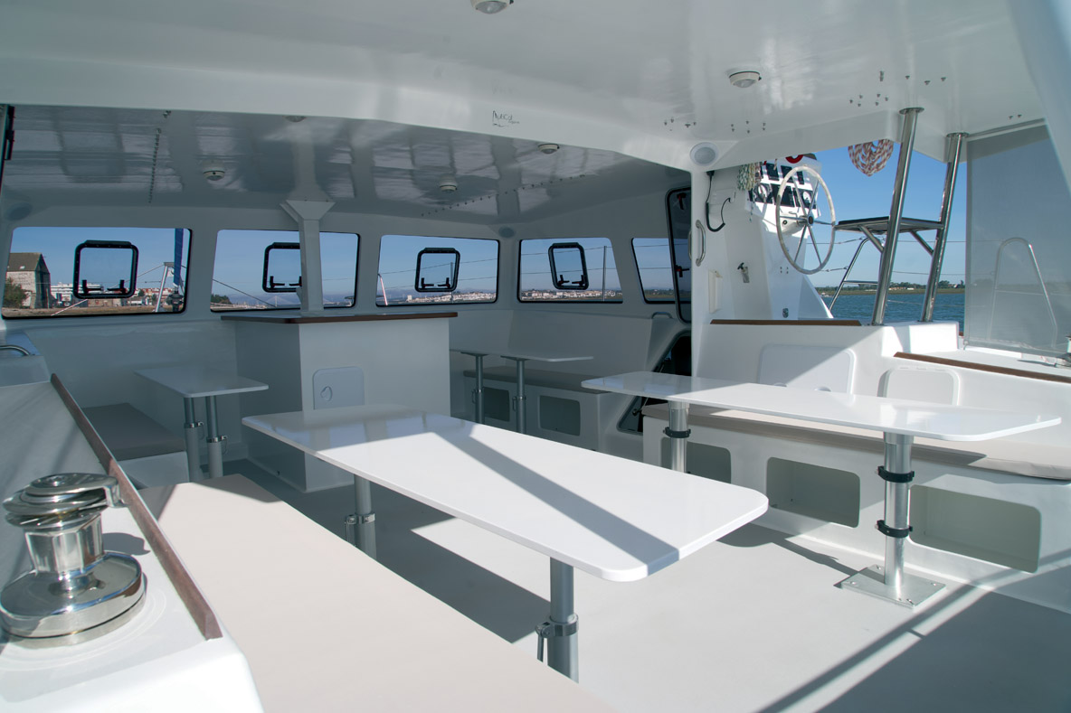 La nacelle-carré est complètement ouverte sur le cockpit dans cette version day charter – il n’y a pas de porte.