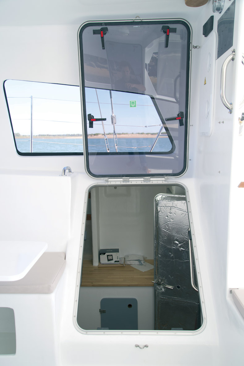 Les grands panneaux de descente  permettent de sécuriser l’accès aux coques et de les rendre étanches.