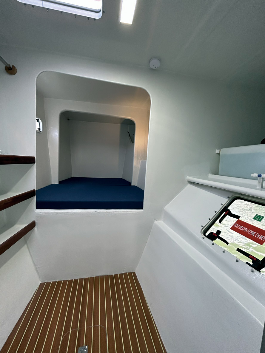 Le flotteur bâbord accueille, outre la salle machine, deux cabinets de toilette et cette cabine avant.