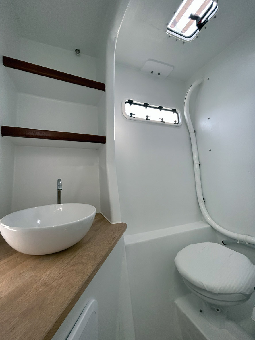 Les plus grands gabarits n’auront aucun mal à prendre place dans les volumineux cabinets de toilette.