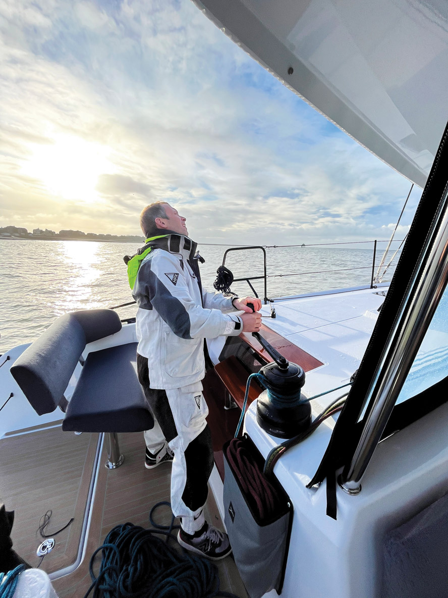 Les postes de barre offrent une vision parfaite sur le plan de voilure ; on note également l’excellente position des winches, à parfaite hauteur pour manœuvrer.