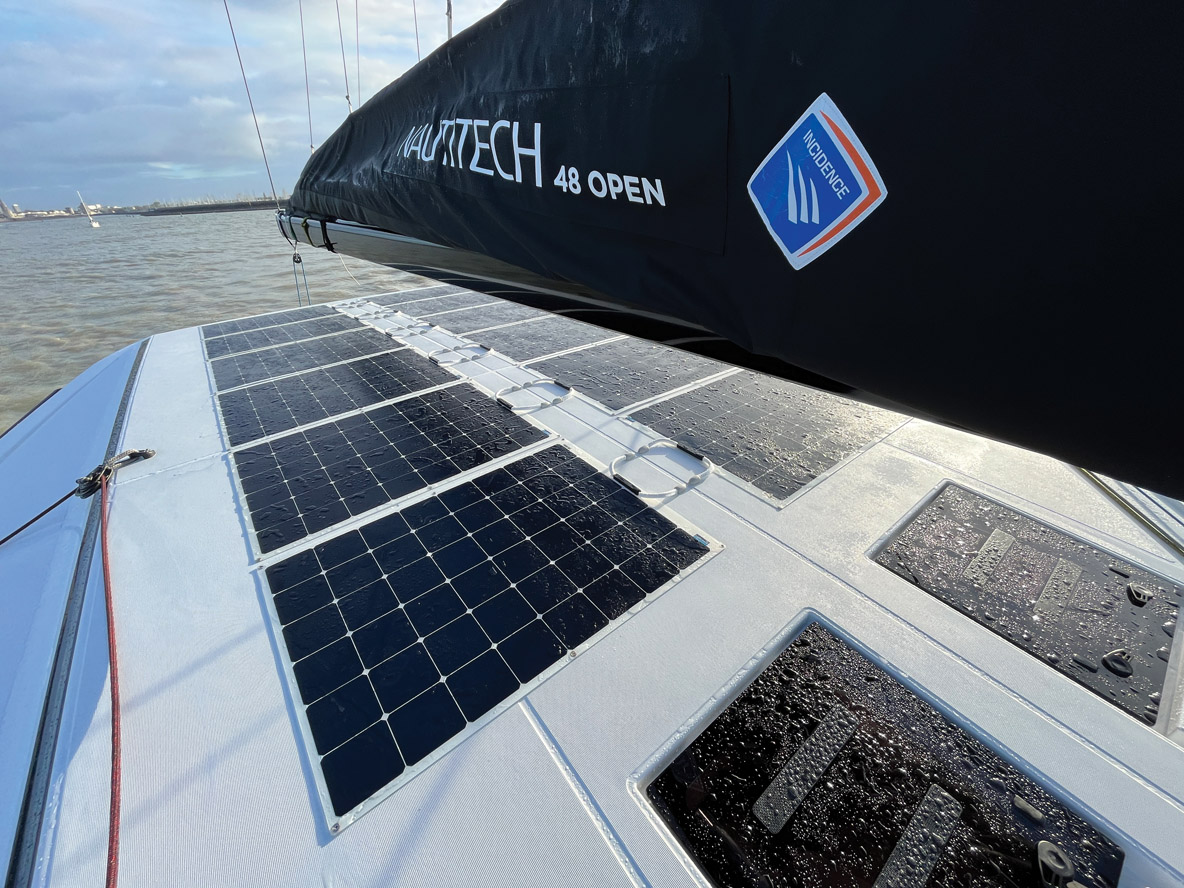 L’absence de flybridge permet d’intégrer discrètement sur le rouf, en option, pas moins de 12 panneaux solaires.