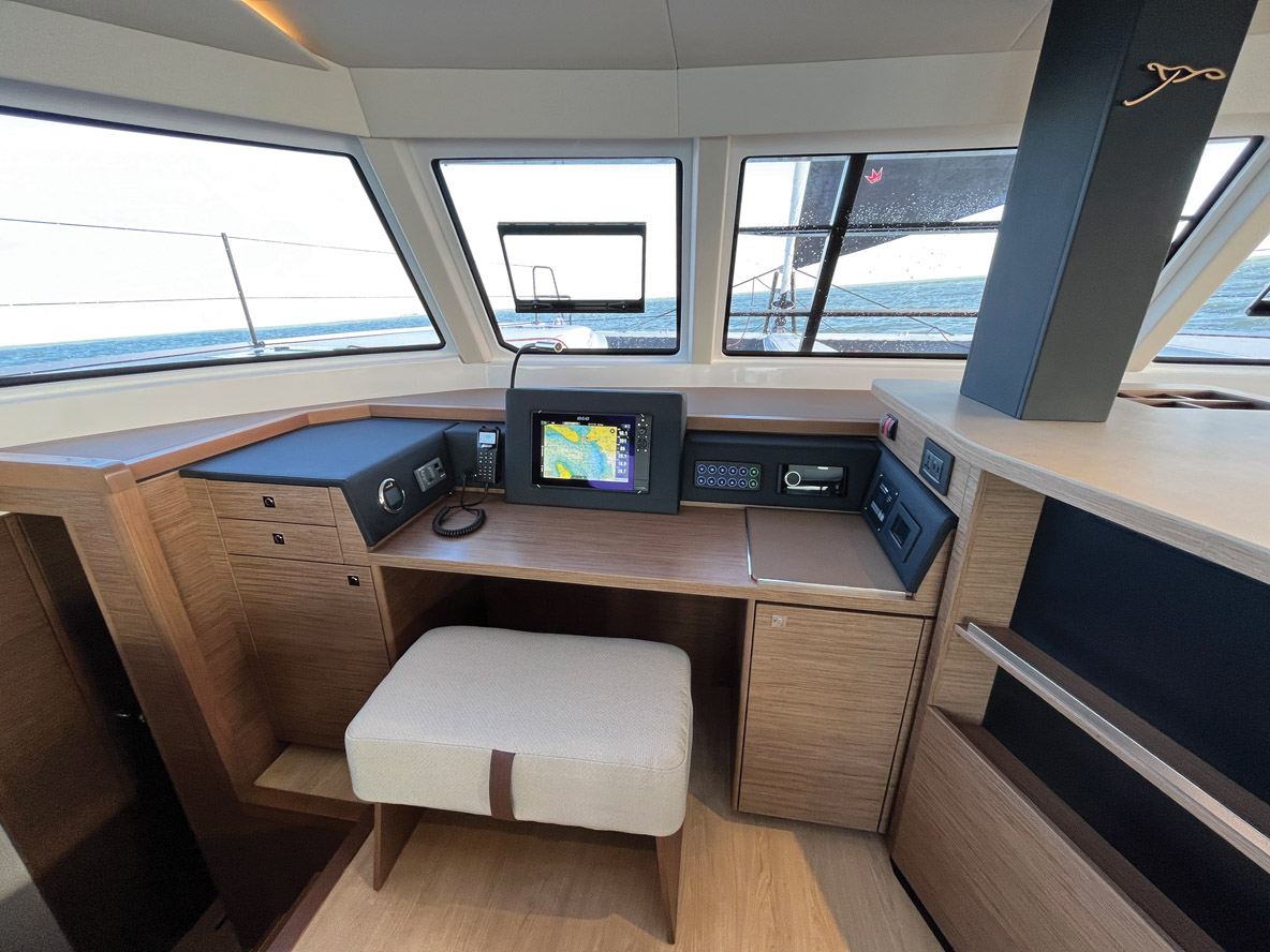 Table à cartes et poste de veille sont parfaitement opérationnels – la finition très soignée est un plus.