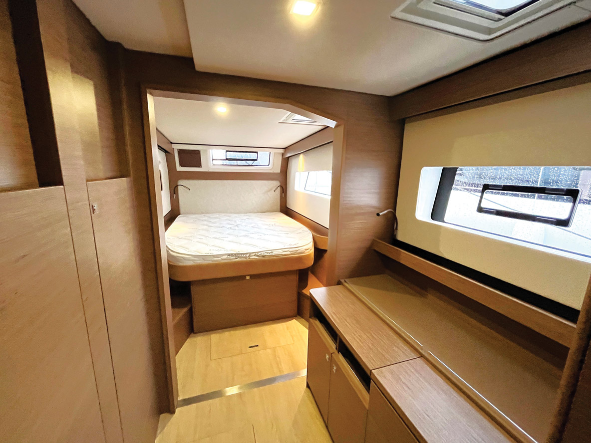 Volume et lumière ne manquent pas à bord de la cabine  Propriétaire. Un bureau coulissant est dissimulé dans le meuble de bordé.