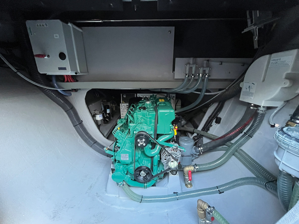 Accessibles par l’extérieur mais en partie sous les couchages arrière,  les cales moteurs sont vastes.