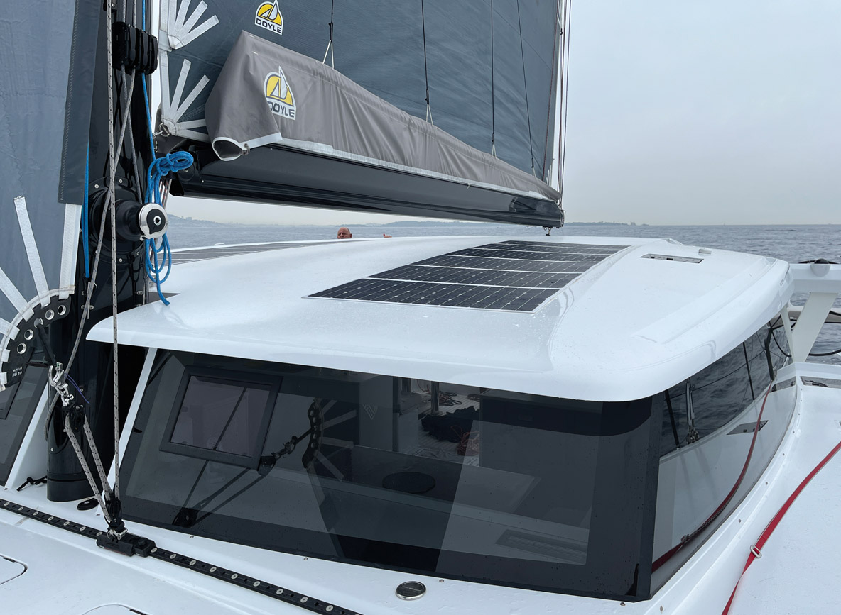 L’arrondi des vitrages de roof a été légèrement accentué. Le mât Lorima et le magnifique jeu de voiles Doyle sont proposés en option, mais ces éléments font la différence ! Une surface de panneaux solaires plus importante ne nuirait pas, bien au contraire.