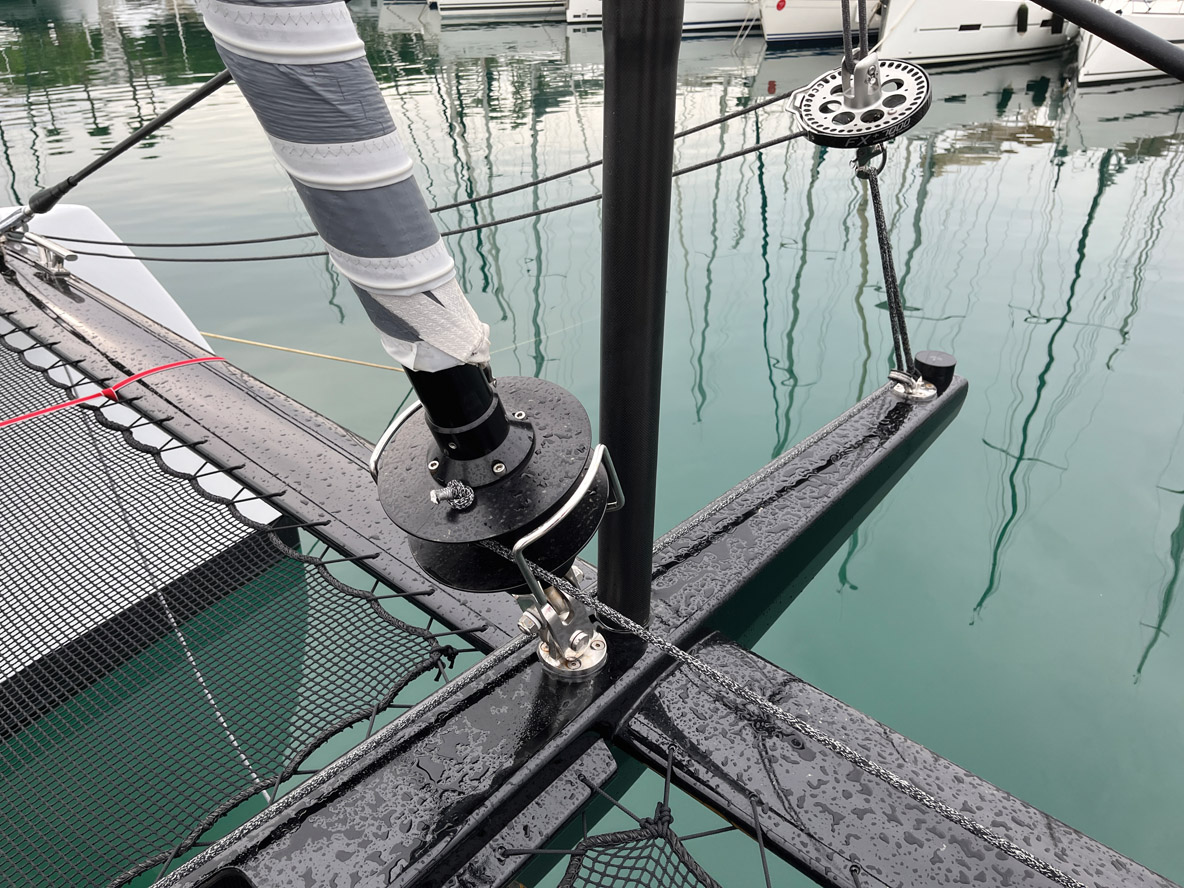 La poutre avant en croix – avec transfilage intégré – et la cathédrale de martingale montrent le degré de sophistication des apparaux de l’ITA15.49.