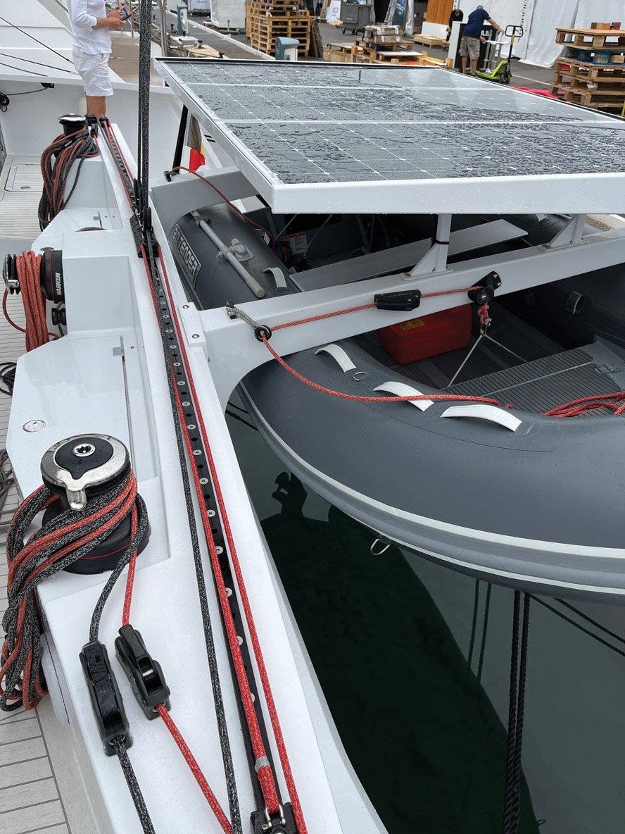 La poutre arrière est le point névralgique des manœuvres. Le winch central récupère les drisses et bosses qui reviennent du mât sous la nacelle. Le rail permet un contrôle de l’écoute de grand-voile sur chaque bord. Un sans-faute !