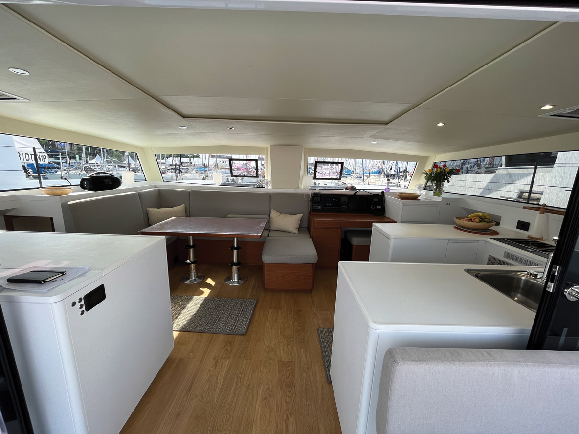 L’aménagement du carré est relativement conventionnel. Pour autant, tout y est en bonne place et la circulation est toujours fluide.  La table se transforme en couchette d’appoint.