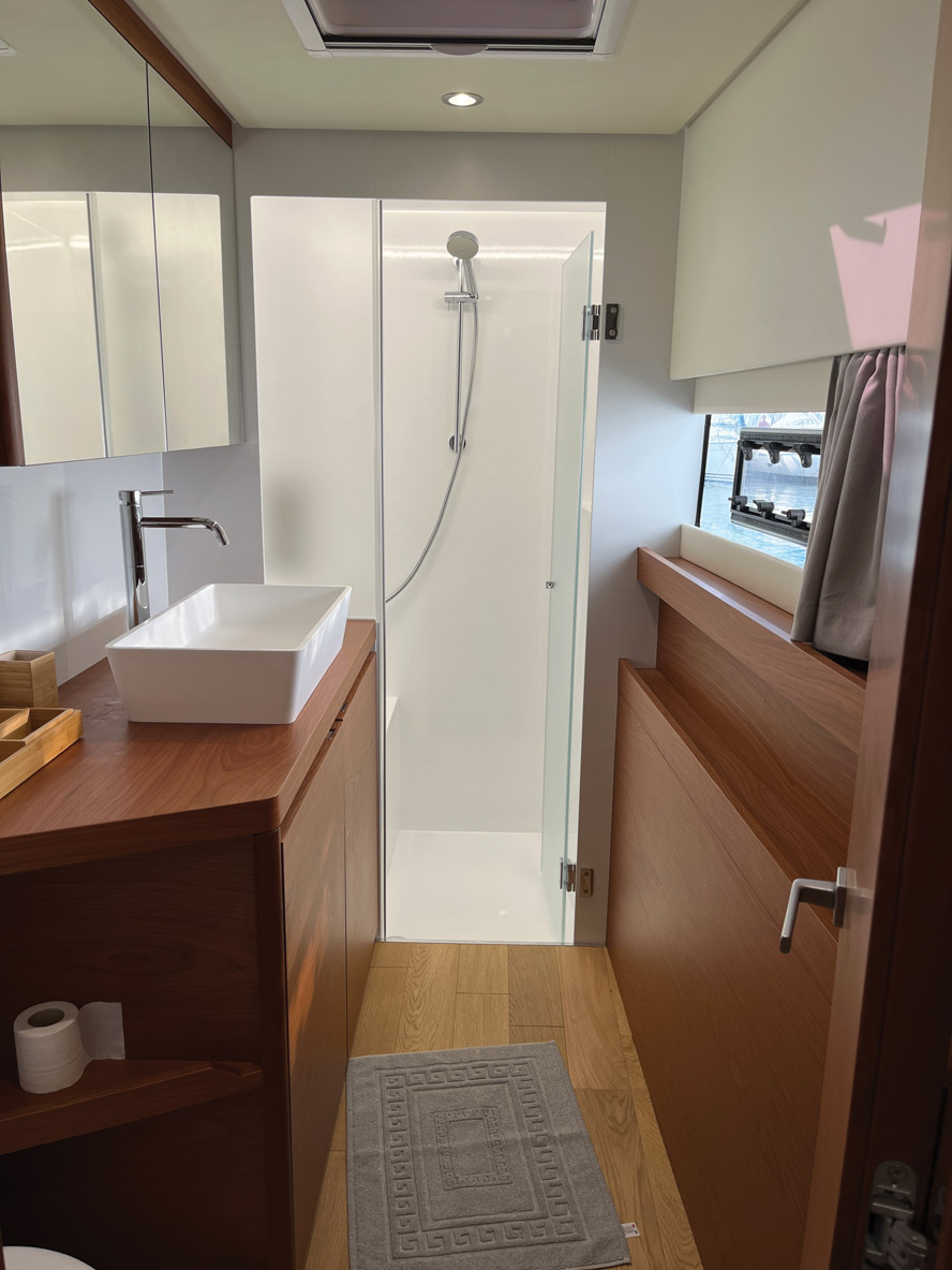 La salle de bains, très convaincante, est également habillée de cerisier. La douche, en revanche, manque d’une aération zénithale.