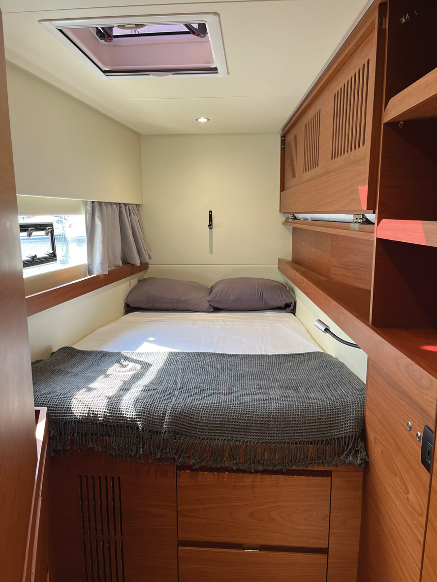 La cabine avant bâbord est un peu étroite. Celle-ci est munie d’une couchette pullman (ici rabattue, visible en haut à droite). En option, le constructeur propose d’autres possibilités d’aménagement.