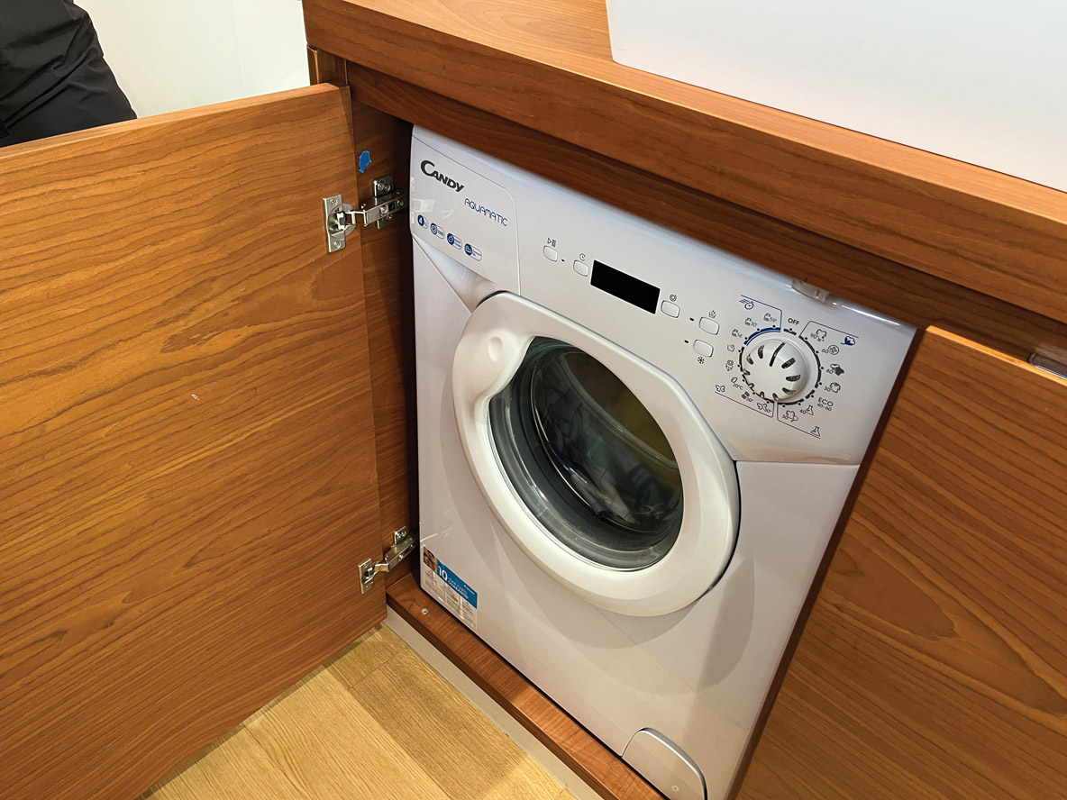 Certains détails, comme ce compresseur à bouteille sur tiroir coulissant ou cette machine à laver, démontrent que hautes performances et grand voyage ne sont pas incompatibles…