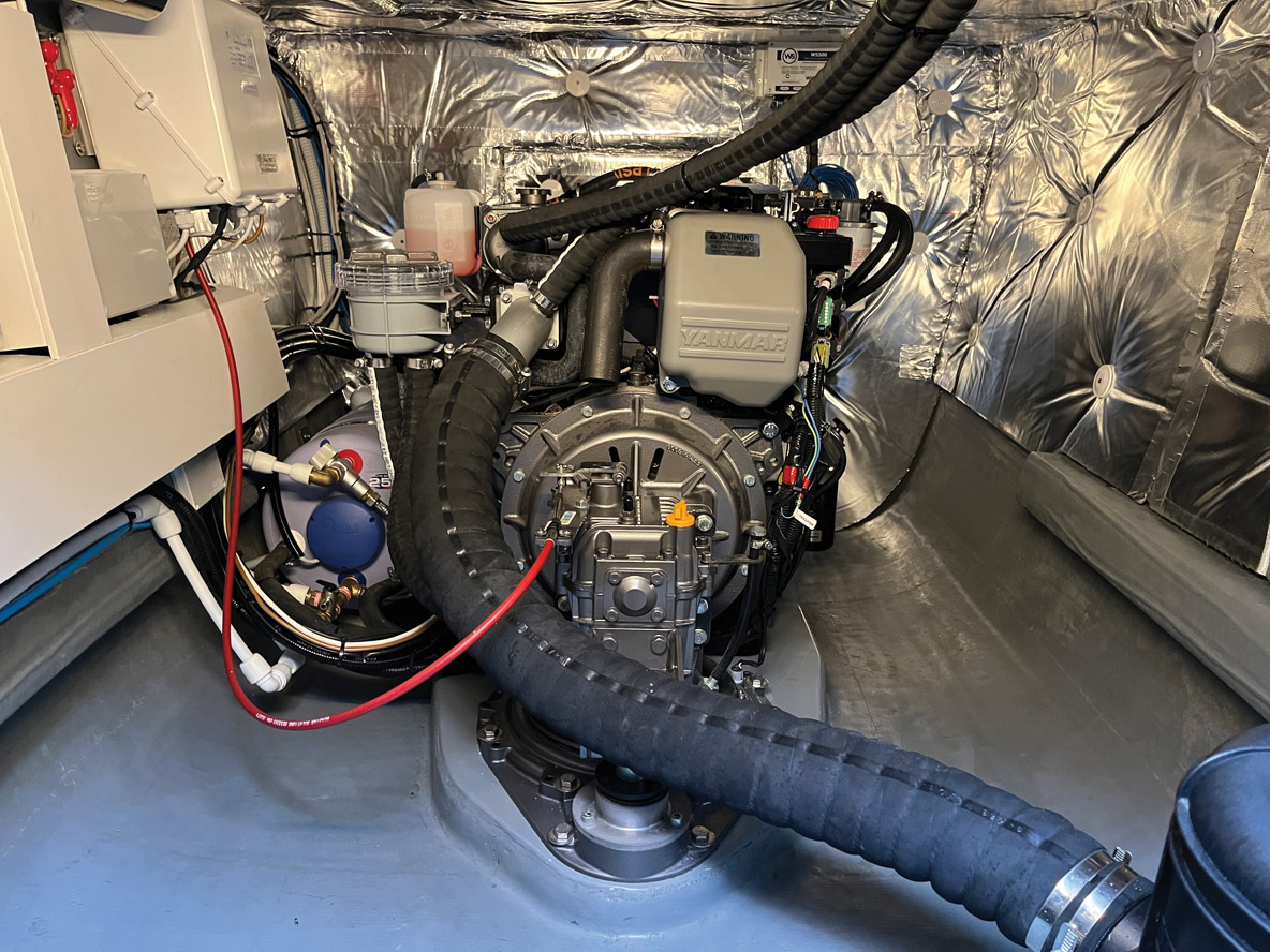 Les espaces techniques sont bien insonorisés et l’accessibilité est excellente pour l’entretien. La position très avancée des moteurs participe à l’optimisation du centrage des poids.