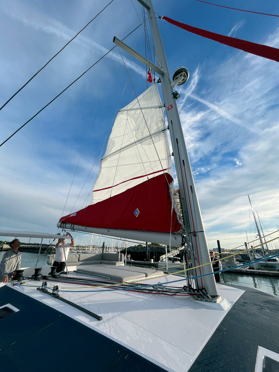 Des panneaux solaires sur mesure ont été installés sur le rouf.