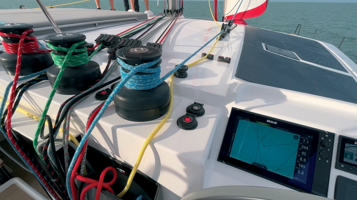 Le poste de barre surélevé est complété par ces trois puissants winches et bloqueurs ad hoc pour gérer toutes les manœuvres ; à la barre, plaisir garanti !