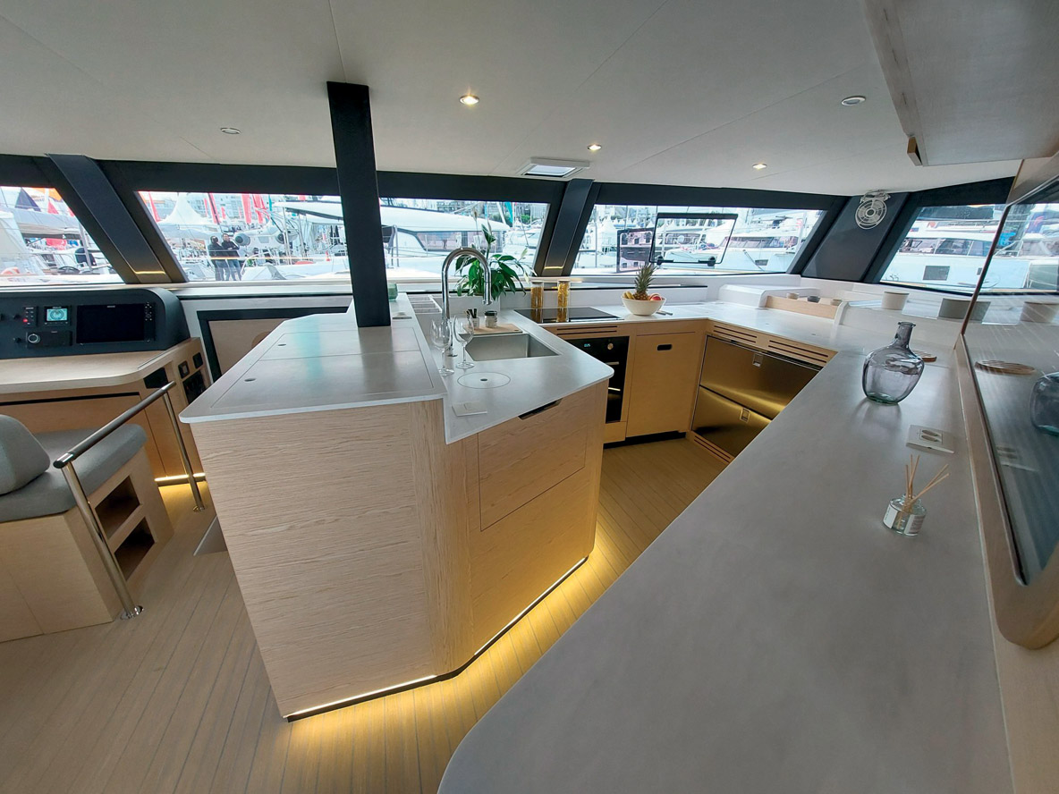 La cuisine en U offre une surface de plan de travail hors-normes.