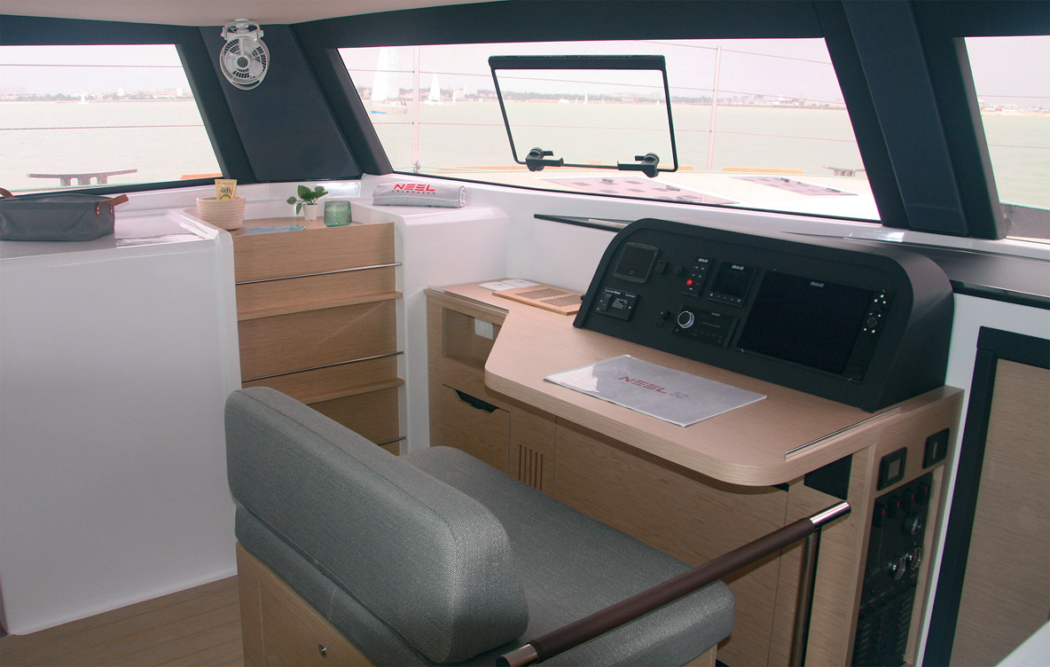 Une grande table à cartes face à la route : on adore !