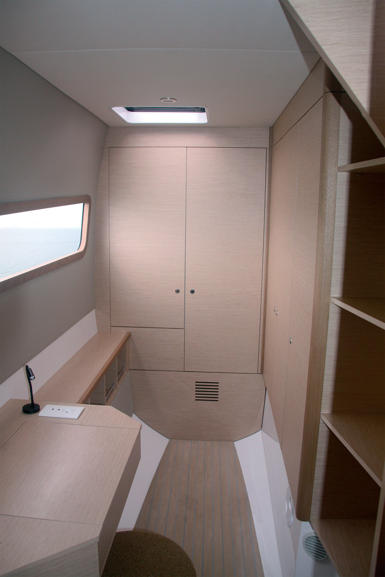 Bureau, dressing et cabinet de toilette sont installés dans la coque tribord.