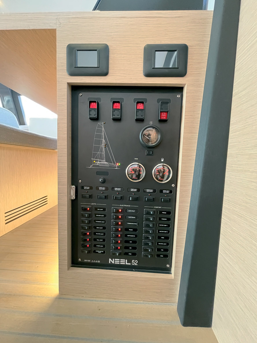 Le tableau électrique a été installé au centre de la nacelle, en face de la cuisine.