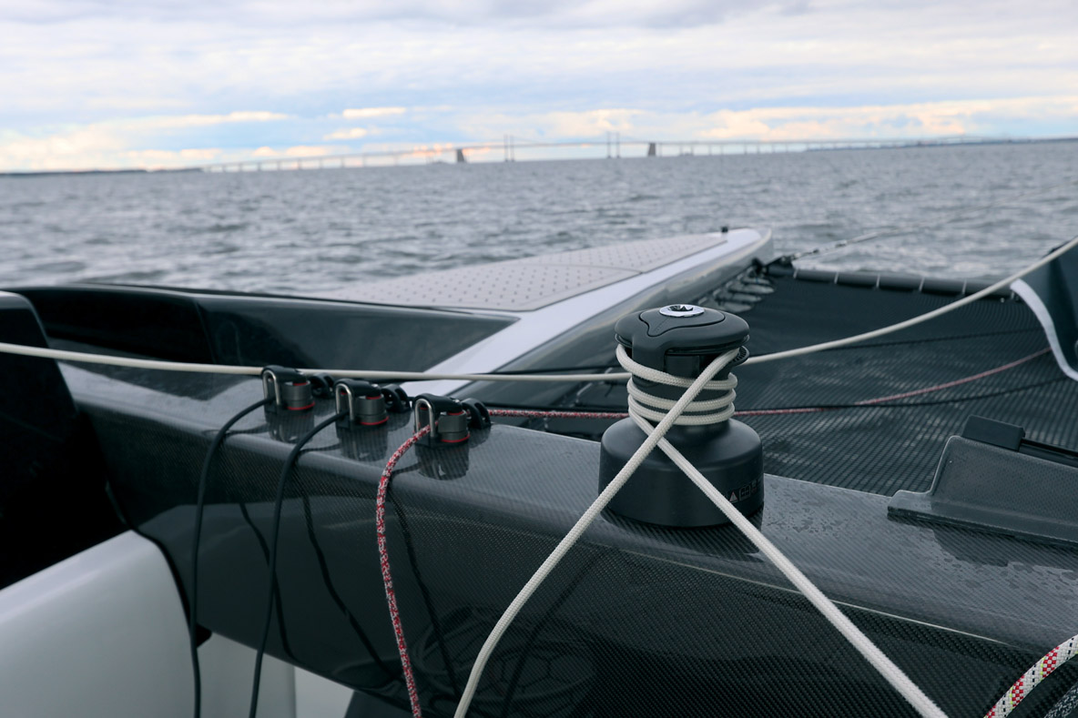 La poutre avant en carbone reçoit l’essentiel de l’accastillage, à commencer par les deux winches Harken.