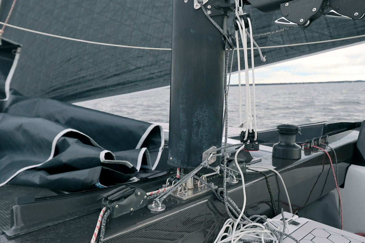 Notre 30 SportCat d’essai profite d’un mât pivotant en carbone,  un bon atout pour les performances.