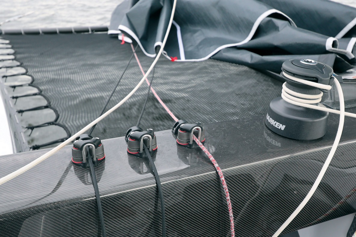 Toutes les drisses reviennent au cockpit par l’intermédiaire d’une série de bloqueurs.