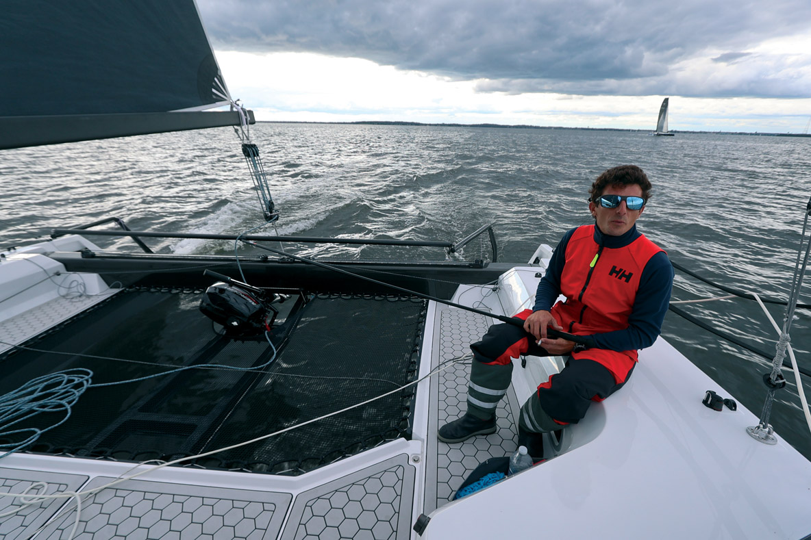 Sur l’arrière, on dispose d’assez de place pour circuler et d’un banc sur chaque bord pour barrer confortablement.