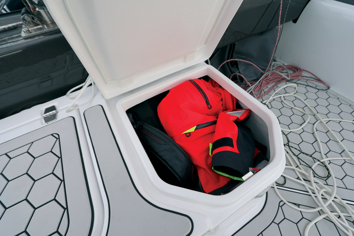 Au centre du cockpit, un petit coffre permet de ranger les effets personnels.